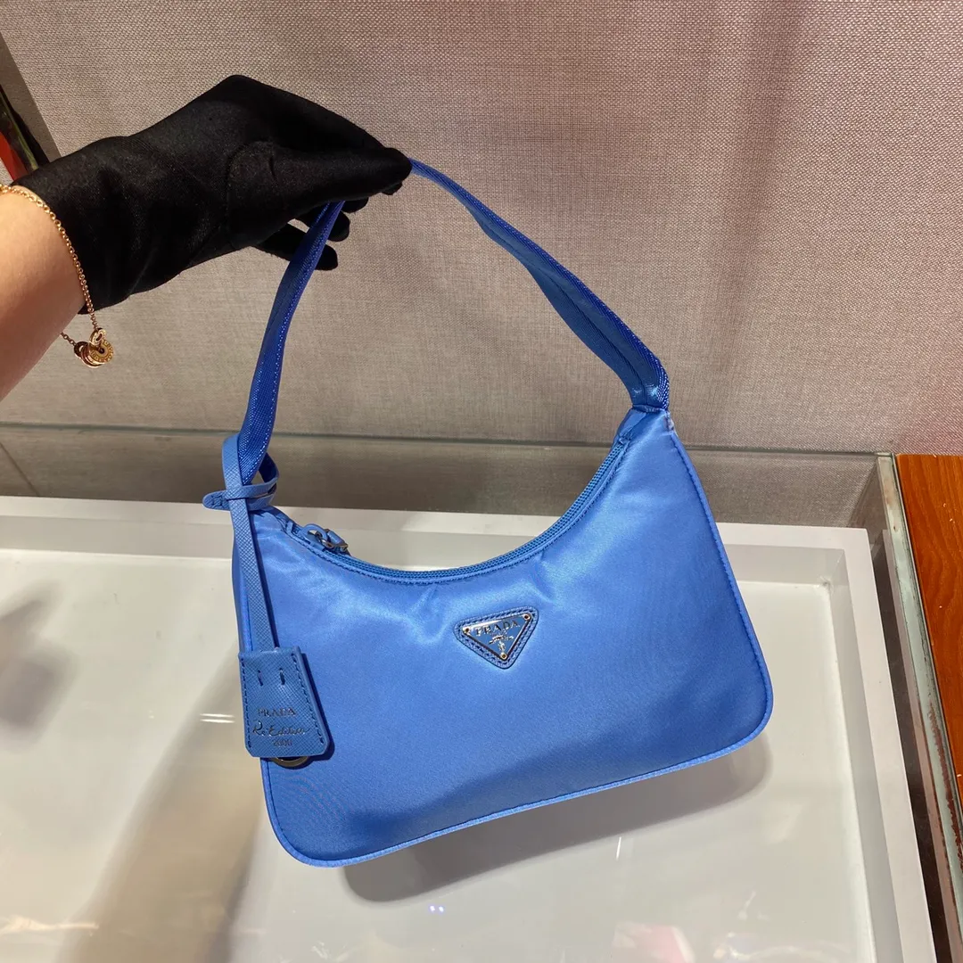 💰660🔥Upgraded board Hobo bag🔥Original quality👍👍1NE515 moon-shaped second-hand bag, made of imported original parachute fabric, lightweight and practical Hobo underarm bag, super simple and eye-catching👍👍, small/light/packable/easy to wear/fashionable armpit bag, and can be carried by hand, super easy to use😍😍. It is currently the most popular bag among celebrities, don’t you feel excited😜😜, ladies, hurry up, length 23x height 13x base 5cm👏👏