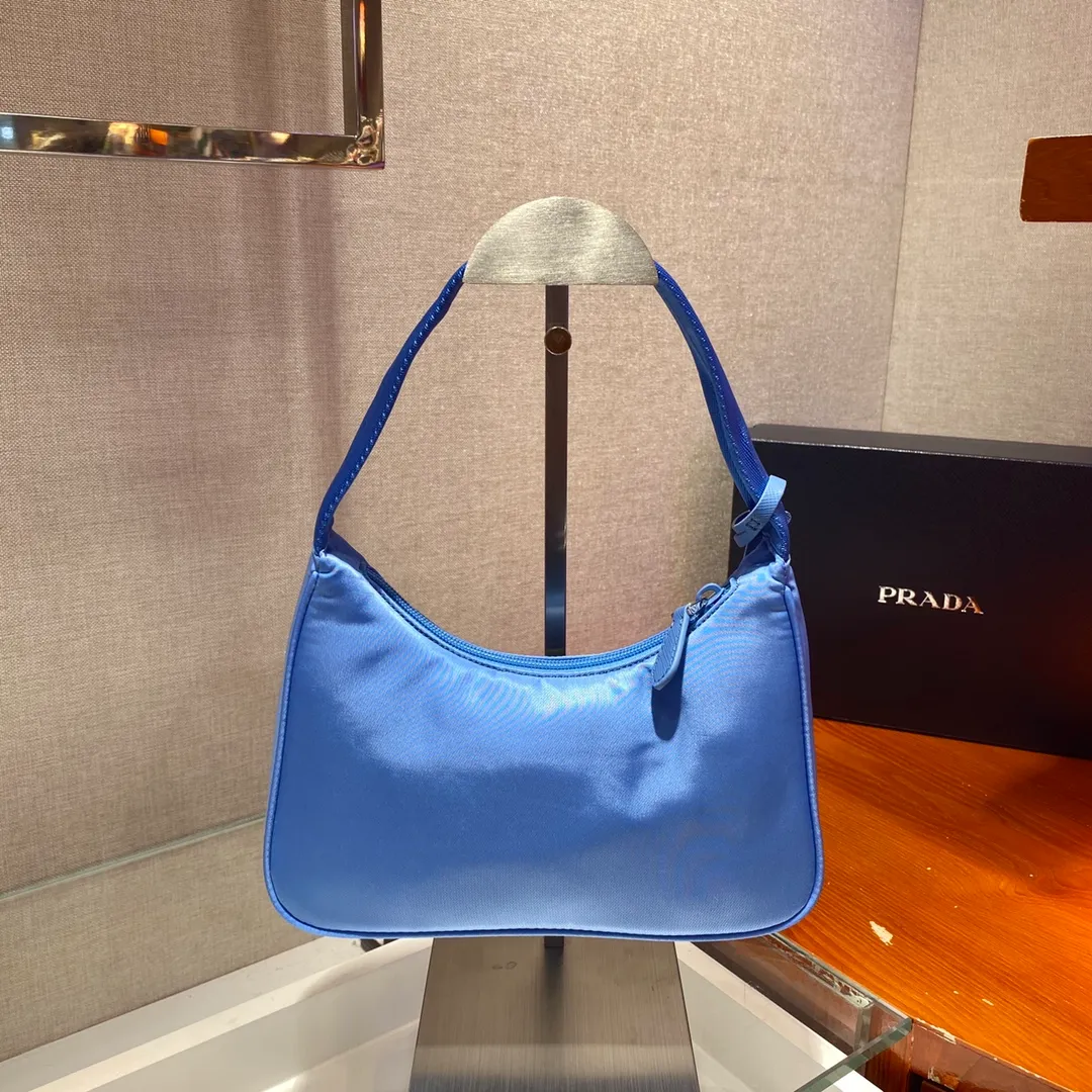 💰660🔥Upgraded board Hobo bag🔥Original quality👍👍1NE515 moon-shaped second-hand bag, made of imported original parachute fabric, lightweight and practical Hobo underarm bag, super simple and eye-catching👍👍, small/light/packable/easy to wear/fashionable armpit bag, and can be carried by hand, super easy to use😍😍. It is currently the most popular bag among celebrities, don’t you feel excited😜😜, ladies, hurry up, length 23x height 13x base 5cm👏👏