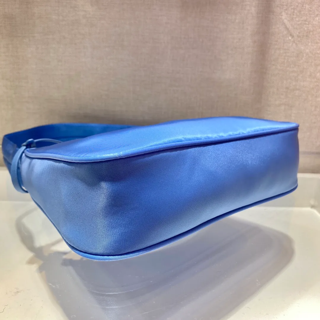 💰660🔥Upgraded board Hobo bag🔥Original quality👍👍1NE515 moon-shaped second-hand bag, made of imported original parachute fabric, lightweight and practical Hobo underarm bag, super simple and eye-catching👍👍, small/light/packable/easy to wear/fashionable armpit bag, and can be carried by hand, super easy to use😍😍. It is currently the most popular bag among celebrities, don’t you feel excited😜😜, ladies, hurry up, length 23x height 13x base 5cm👏👏