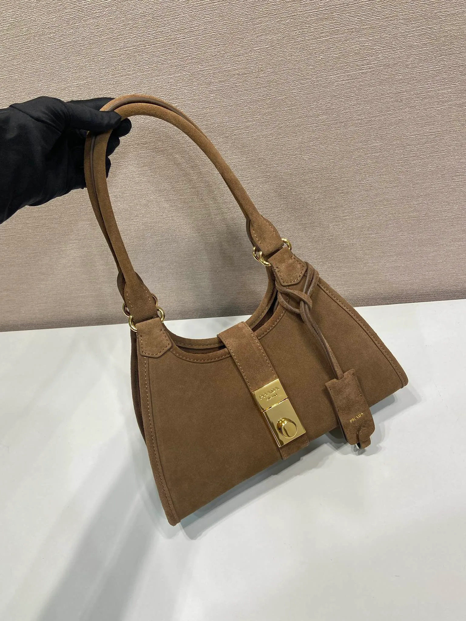 💰1360🎉New product🎉1BG580 suede leather🎉🎉 This mini catwalk model is made of imported suede leather, top-grade hardware, and the front panel is equipped with a buckle lock opening and closing. It has a large capacity and can be carried by hand or on the shoulder. The upper body effect is very stylish. If you like babies, hurry up and get it🎉🎉 Length 26x height 18x base 12cm🎉🎉🎉💰💰💰