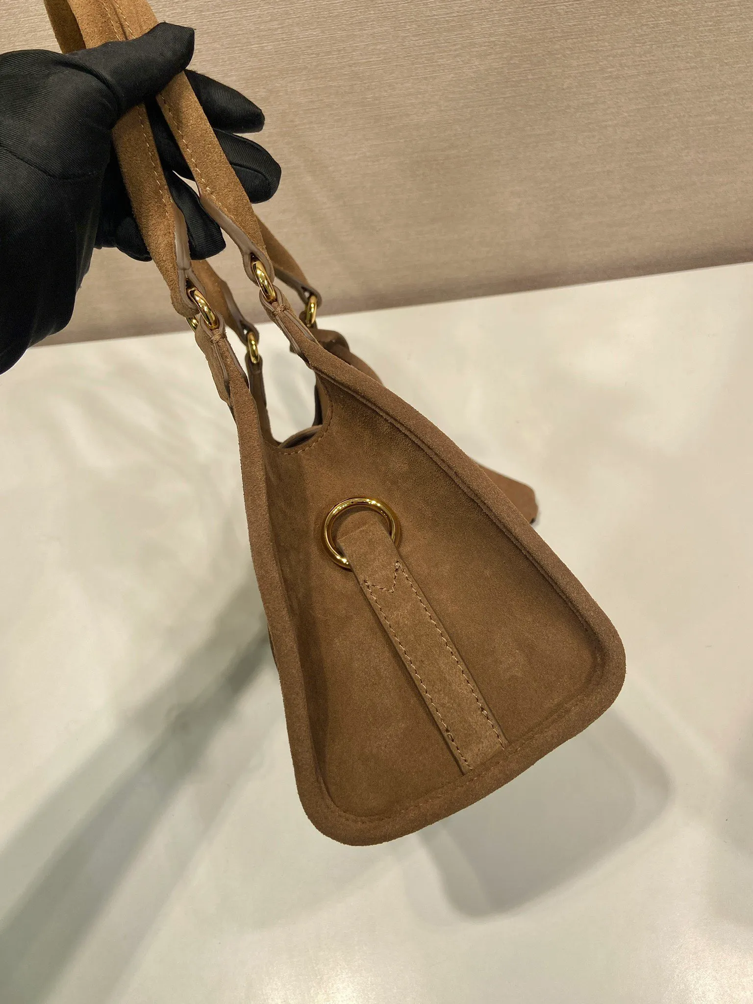 💰1360🎉New product🎉1BG580 suede leather🎉🎉 This mini catwalk model is made of imported suede leather, top-grade hardware, and the front panel is equipped with a buckle lock opening and closing. It has a large capacity and can be carried by hand or on the shoulder. The upper body effect is very stylish. If you like babies, hurry up and get it🎉🎉 Length 26x height 18x base 12cm🎉🎉🎉💰💰💰