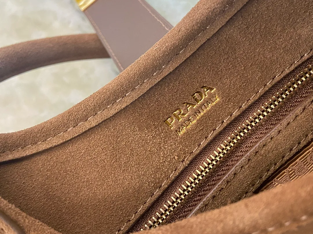 💰1360🎉New product🎉1BG580 suede leather🎉🎉 This mini catwalk model is made of imported suede leather, top-grade hardware, and the front panel is equipped with a buckle lock opening and closing. It has a large capacity and can be carried by hand or on the shoulder. The upper body effect is very stylish. If you like babies, hurry up and get it🎉🎉 Length 26x height 18x base 12cm🎉🎉🎉💰💰💰