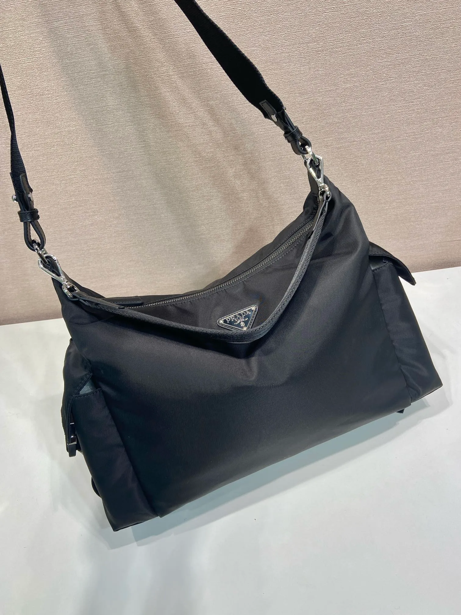 💰1300🎉New Men's Style🎉2VH204 Explore Bag🎉🎉 This Explore bag is the perfect combination of sophistication and functionality, embodying a vibrant modern style. This bag reinterprets the nylon hobo silhouette and features 2 detachable handles and shoulder straps for versatile wear. Leather details and metal hardware complete the multi-pocket design, built for urban adventures and outdoor adventures. It has a large capacity and is a popular model that will never go out of style. Hurry up and get it🎉🎉 Length 43x Height 29.5x Bottom 15cm🎉🎉🎉💰💰💰