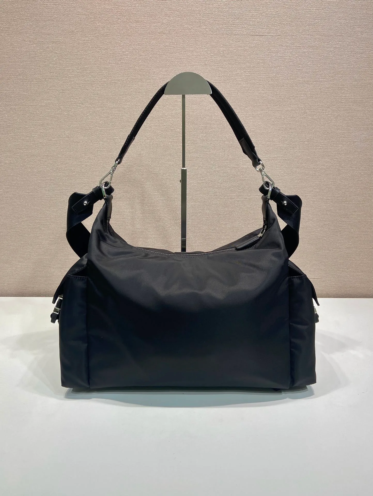 💰1300🎉New Men's Style🎉2VH204 Explore Bag🎉🎉 This Explore bag is the perfect combination of sophistication and functionality, embodying a vibrant modern style. This bag reinterprets the nylon hobo silhouette and features 2 detachable handles and shoulder straps for versatile wear. Leather details and metal hardware complete the multi-pocket design, built for urban adventures and outdoor adventures. It has a large capacity and is a popular model that will never go out of style. Hurry up and get it🎉🎉 Length 43x Height 29.5x Bottom 15cm🎉🎉🎉💰💰💰