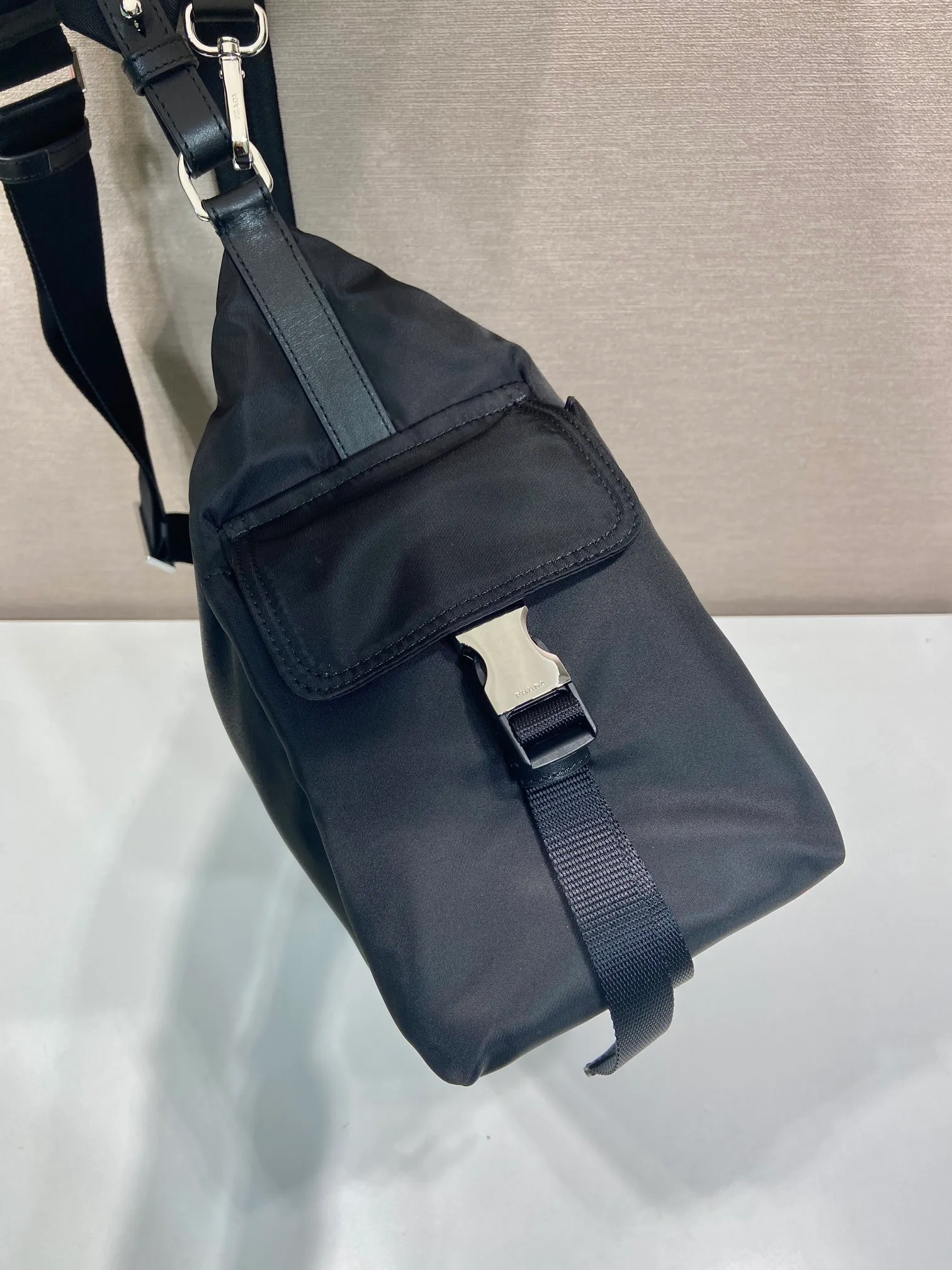 💰1300🎉New Men's Style🎉2VH204 Explore Bag🎉🎉 This Explore bag is the perfect combination of sophistication and functionality, embodying a vibrant modern style. This bag reinterprets the nylon hobo silhouette and features 2 detachable handles and shoulder straps for versatile wear. Leather details and metal hardware complete the multi-pocket design, built for urban adventures and outdoor adventures. It has a large capacity and is a popular model that will never go out of style. Hurry up and get it🎉🎉 Length 43x Height 29.5x Bottom 15cm🎉🎉🎉💰💰💰