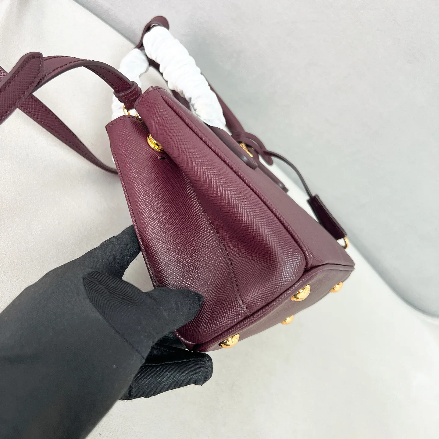 💰1700✨New product launch✨P’s classic Galleria Saffiano leather handbag - "Killer Bag" is available in Mini No. 1BA906. People who know fashion love killer bags. The bag should look like a killer bag. It is carefully crafted with Saffiano cross pattern imported from Italy. Minimalist and capable bag shape with triangular metal engraved logo. Double zipper design. The main bag in the middle has a large capacity. Double handles and detachable shoulder straps make it portable or shoulder-wearable. Snap button closure on the side adds elegance and elegance to the changing body of the bag. Small and exquisite, it adds a playful and fashionable feel. Size 20*14.5*9.5 Burgundy color