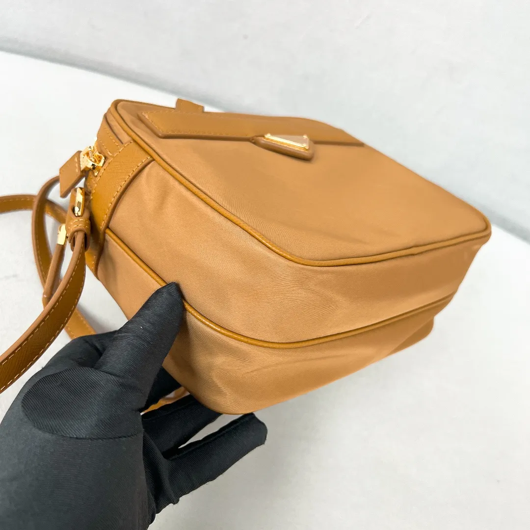 💰1160✨New product debut✨2024Summer new product Re-Edition1978 mini shoulder bag 1BH218 New design mini shoulder bag Made of imported nylon fabric➕Saffiano cowhide trim Elegant and simple bag design Classic logo gold triangle logo on the front Equipped with full leather adjustable long shoulder strap Double zipper closure Equipped with two space compartments➕zipper patch pocket and mobile phone patch pocket Meets exquisite storage needs, perfect details comparable to brick cabinets Super 5🌟 Size: 21*17*8cm