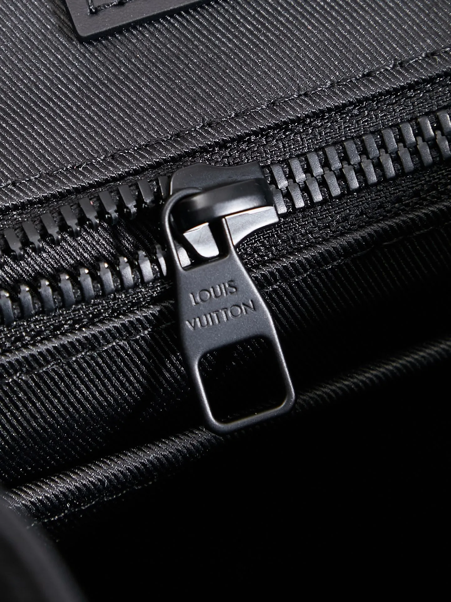 P¥1320👉nfc dynamic chip version👈【Top inspection-free all-steel hardware】M20899 This Christopher small backpack condenses the classic design size and continues iconic elements such as side pockets and snap-button double shoulder straps. Sober Taurillon leather is embossed with the traditional Monogram pattern and features an internal tablet pocket, providing a modern way to carry your daily essentials. 32 x 39 x 12 cm (length x height x width)