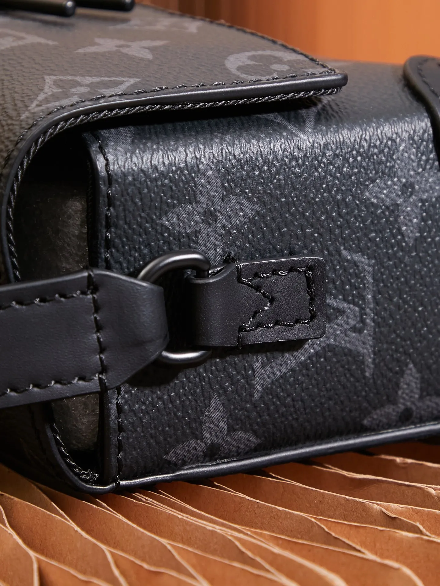 P¥680👉nfc dynamic chip version👈This Steamer mini handbag cross-body bag M81783 French original leather🇫🇷All steel hardware Size: 18*11*6.5cm [Essential details, every detail is impeccable]