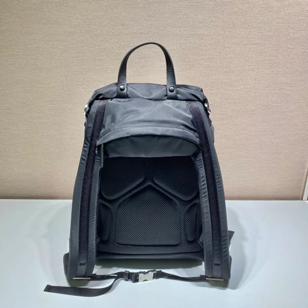 💰1460🎉New backpack/hat🎉2VZ135A/with hat🎉🎉 The design of this backpack is very practical and unique😘 Made of imported nylon fabric/top brushed hardware👍👍It adds a new flavor to the classic materials😘Equipped with a pull-out fabric hood/adjustable drawstrings, it can block wind/rain//sun when traveling/going out🌞🙊🙊, it’s perfect🎉🎉It’s worth owning, hurry up and get it🎉🎉 Length 27x Height 45x Bottom 17cm 🎉🎉🎉