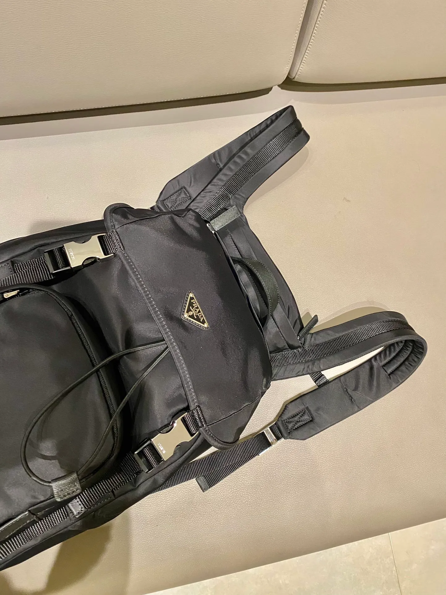 💰1460🎉New backpack/hat🎉2VZ135A/with hat🎉🎉 The design of this backpack is very practical and unique😘 Made of imported nylon fabric/top brushed hardware👍👍It adds a new flavor to the classic materials😘Equipped with a pull-out fabric hood/adjustable drawstrings, it can block wind/rain//sun when traveling/going out🌞🙊🙊, it’s perfect🎉🎉It’s worth owning, hurry up and get it🎉🎉 Length 27x Height 45x Bottom 17cm 🎉🎉🎉