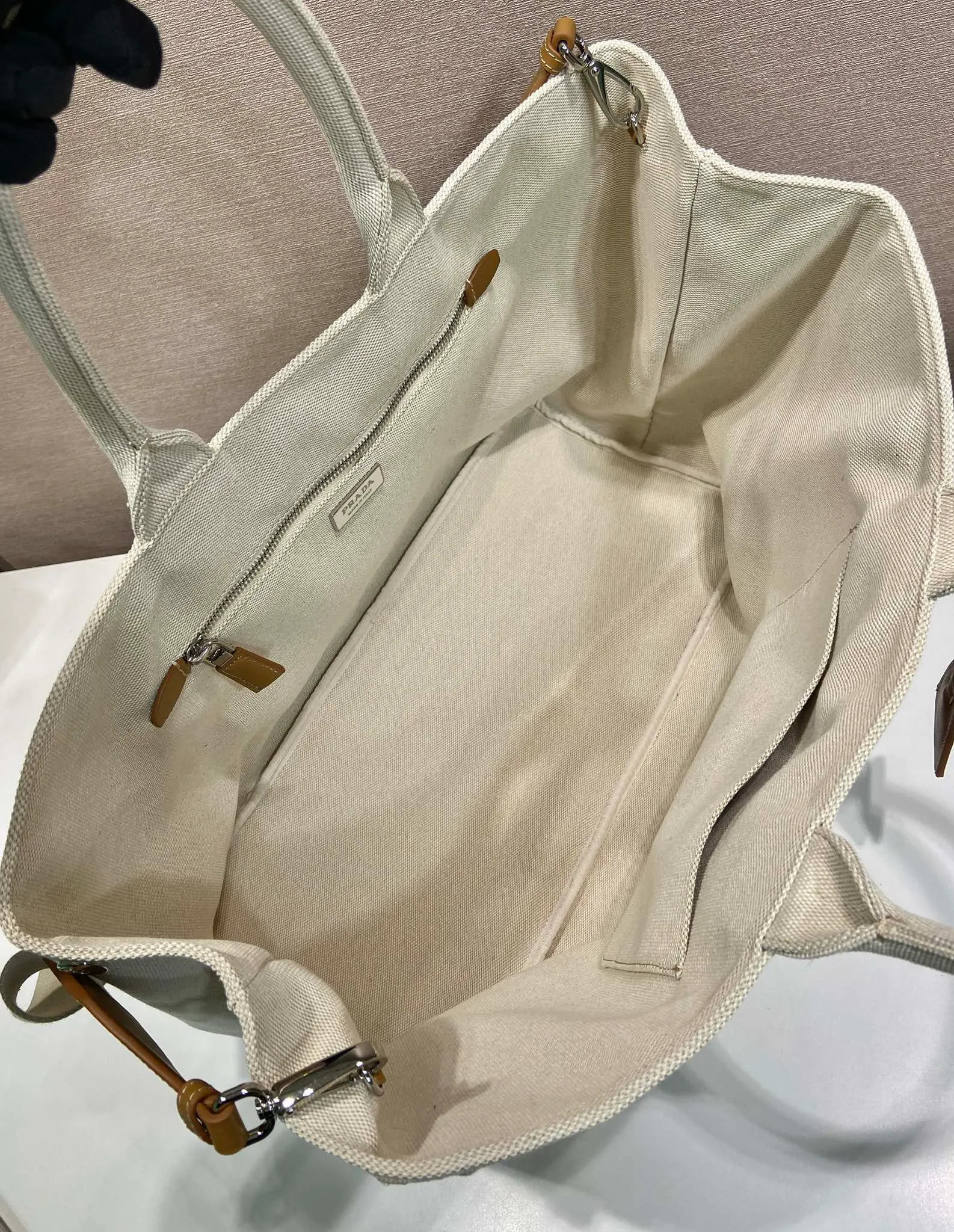 💰1240🎉New Jardinière Shoulder Bag🎉2VG131 Men's Max🎉🎉 This canvas handbag is a new interpretation with a simple and exquisite design, versatile and versatile, with ample interior space. The classic style is embellished with leather trim, showing the essence of exquisite craftsmanship. Striking stitching. Canvas carry handles. Detachable and adjustable webbing strap. Large capacity/cool upper body effect🎉🎉 Length 43x Height 30x Bottom 20cm🎉🎉🎉💰💰💰💰