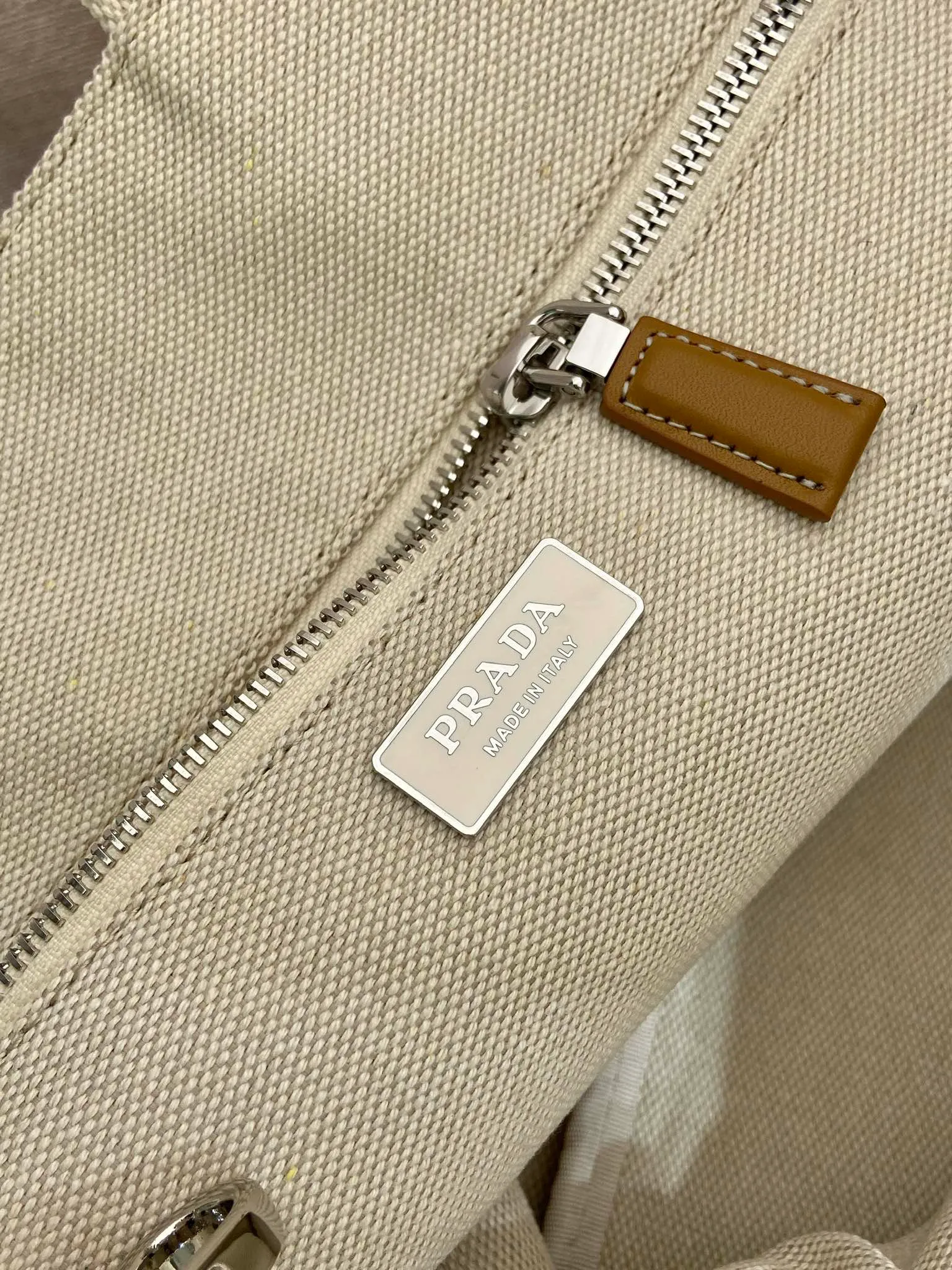 💰1240🎉New Jardinière Shoulder Bag🎉2VG131 Men's Max🎉🎉 This canvas handbag is a new interpretation with a simple and exquisite design, versatile and versatile, with ample interior space. The classic style is embellished with leather trim, showing the essence of exquisite craftsmanship. Striking stitching. Canvas carry handles. Detachable and adjustable webbing strap. Large capacity/cool upper body effect🎉🎉 Length 43x Height 30x Bottom 20cm🎉🎉🎉💰💰💰💰