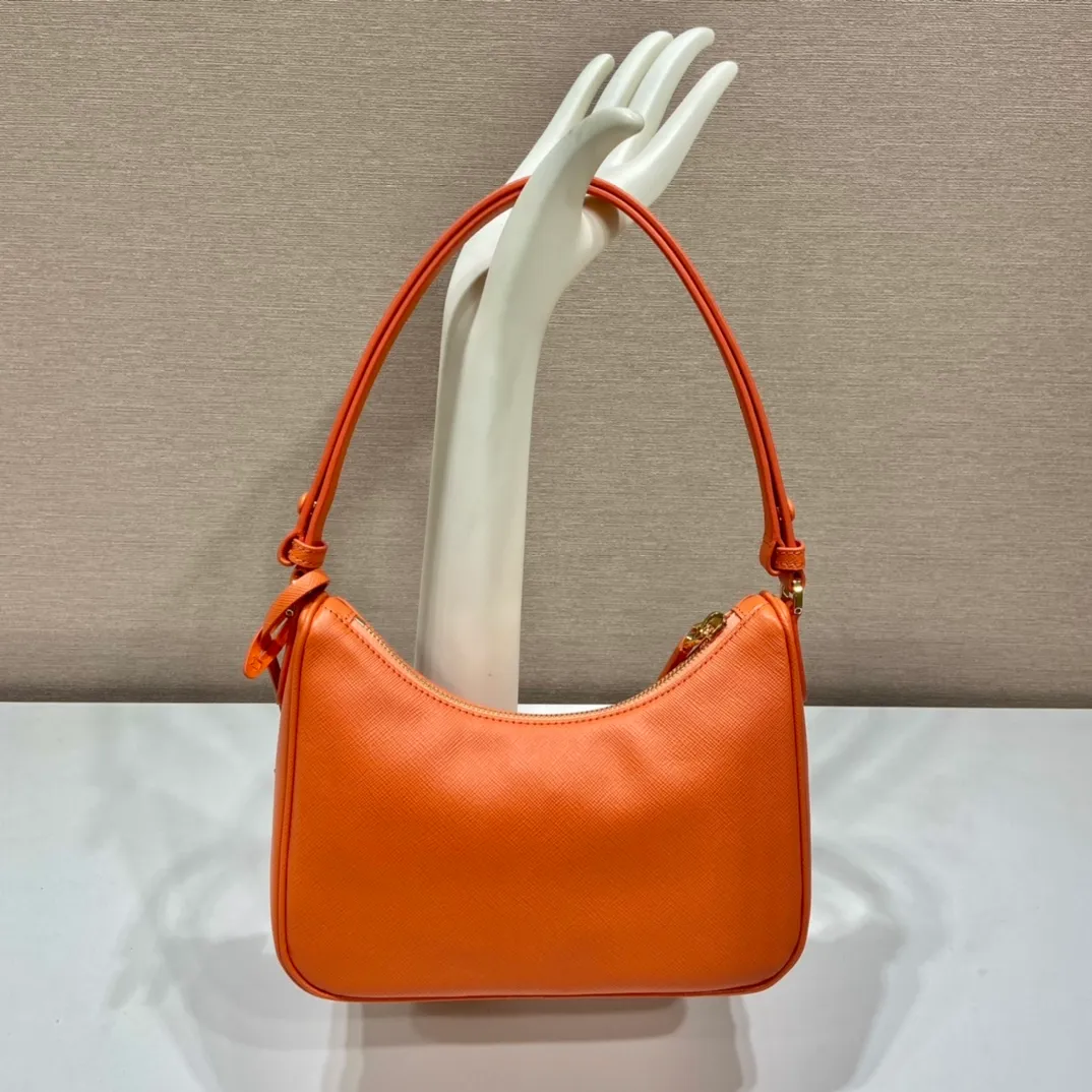 💰1320🎉New style🎉1BC204B handbag/underarm bag/crossbody bag This Hobo handbag/underarm bag/crossbody bag is very functional and can be used for three purposes in one bag. It is perfect🎉🎉It is made of imported cross-grain cowhide, which is more wear-resistant. The shoulder strap can be adjusted and switched at any time😘😘The upper body effect is beautiful, convenient and practical🎉🎉Hurry up and get it👏👏 Length 23x Height 17x Bottom 6.5cm🎉🎉🎉👏👏👏