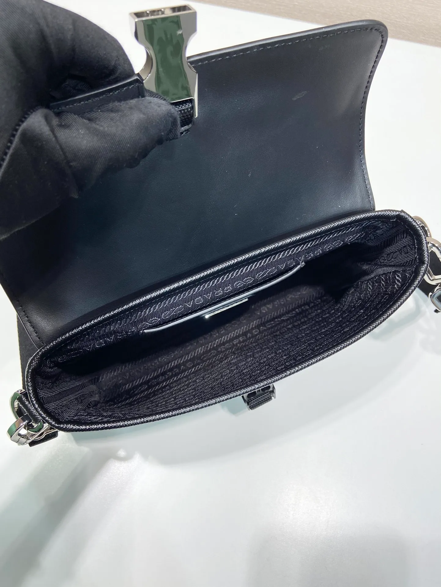 💰920🎉Xinyou Messenger Bag🎉2VD044/Cross Pattern/shipped👏👏 This shoulder bag is made of Re-Nylon recycled nylon material and decorated with leather details, highlighting a modern material mix design. Regenerated nylon yarn ECONYL® is made from recycled ocean plastics, fishing nets and textile fibers. The body of the bag is decorated with an enameled triangular metal logo, creating a distinct design style with iconic elements from the brand's history. This model has a large space😘, is simple and elegant, and is suitable for both men and women👫👫. It is also a popular style that will never go out of style🎉🎉Hurry up and get it🎉🎉Length 20c, height 15.5x bottom 4cm🎉🎉🎉👏👏👏