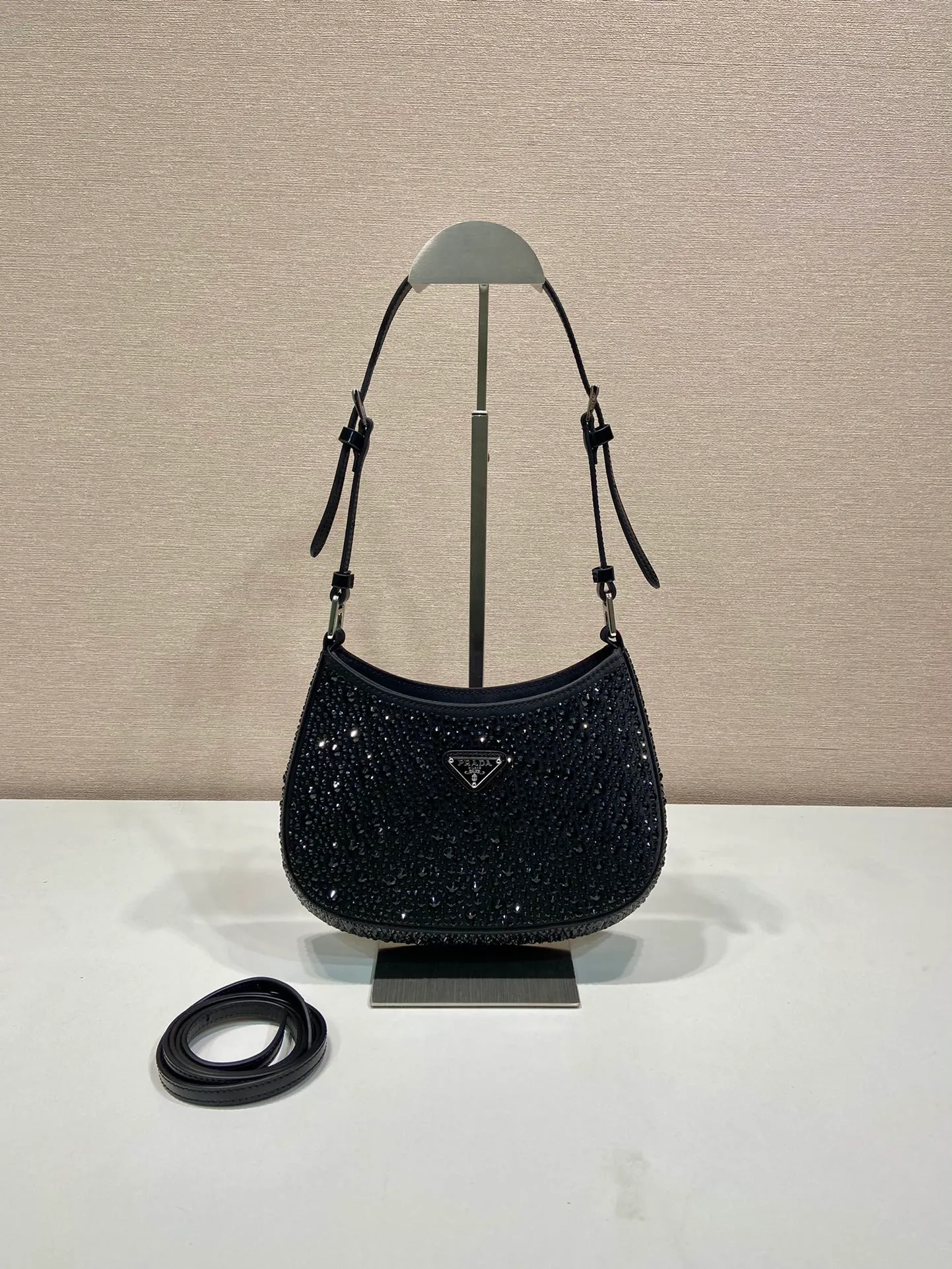 💰1260🎉Gypsophila underarm bag🎉1BC169 new color😘😘 This Cleo satin handbag is covered with sparkling imported crystals of different sizes. It has two adjustable and interchangeable cowhide shoulder straps for easy shoulder/cross-body design, giving it a refined charm. The retro curved silhouette is unique. This gypsophila underbelly bag appears to be more feminine, elegant and modern. So beautiful😘Everywhere you go, you will turn heads👏Hurry up and get it😘😘 Length 22x height 18.5x base 4.5cm👏👏👏🎉🎉🎉
