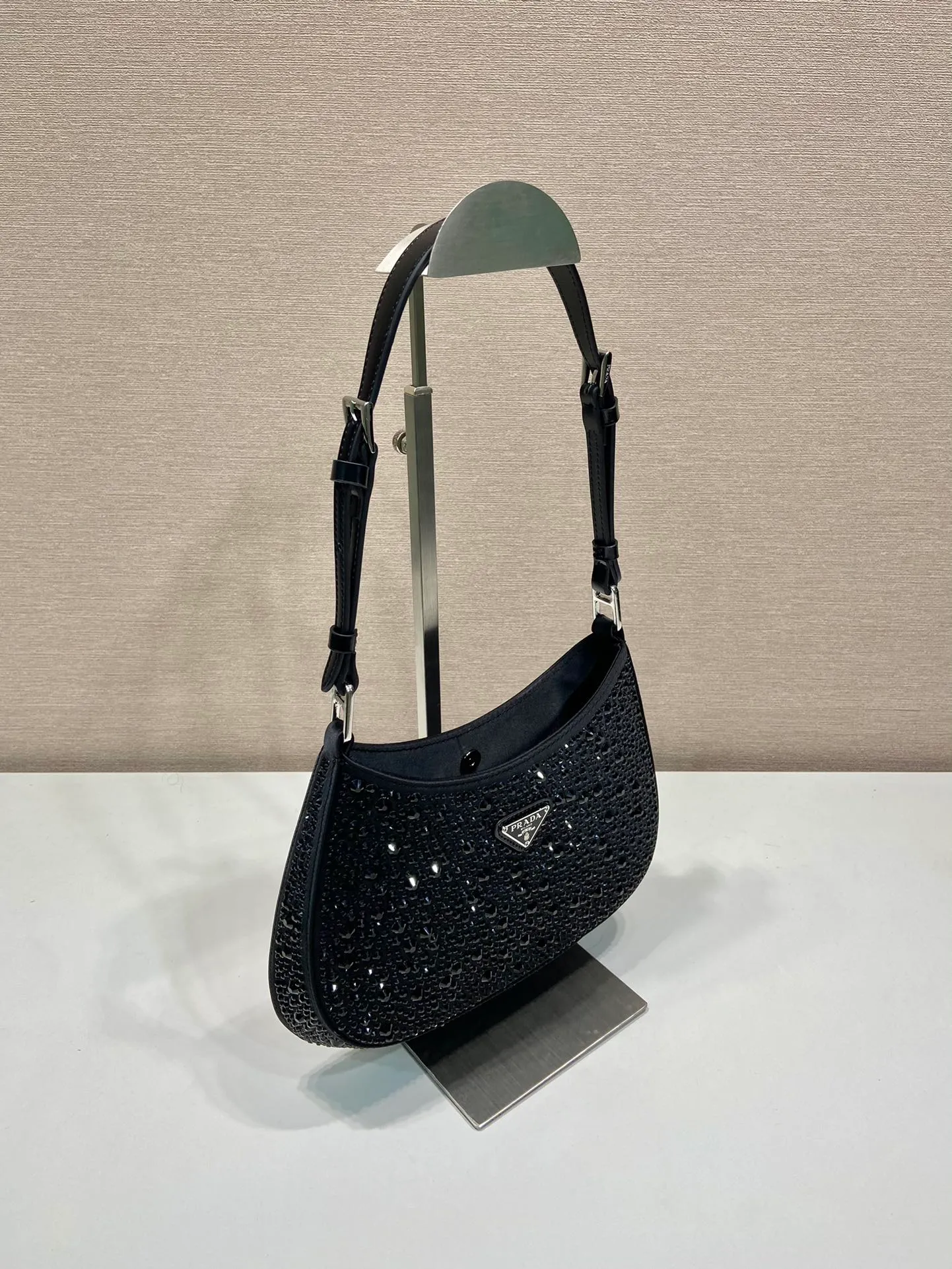 💰1260🎉Gypsophila underarm bag🎉1BC169 new color😘😘 This Cleo satin handbag is covered with sparkling imported crystals of different sizes. It has two adjustable and interchangeable cowhide shoulder straps for easy shoulder/cross-body design, giving it a refined charm. The retro curved silhouette is unique. This gypsophila underbelly bag appears to be more feminine, elegant and modern. So beautiful😘Everywhere you go, you will turn heads👏Hurry up and get it😘😘 Length 22x height 18.5x base 4.5cm👏👏👏🎉🎉🎉