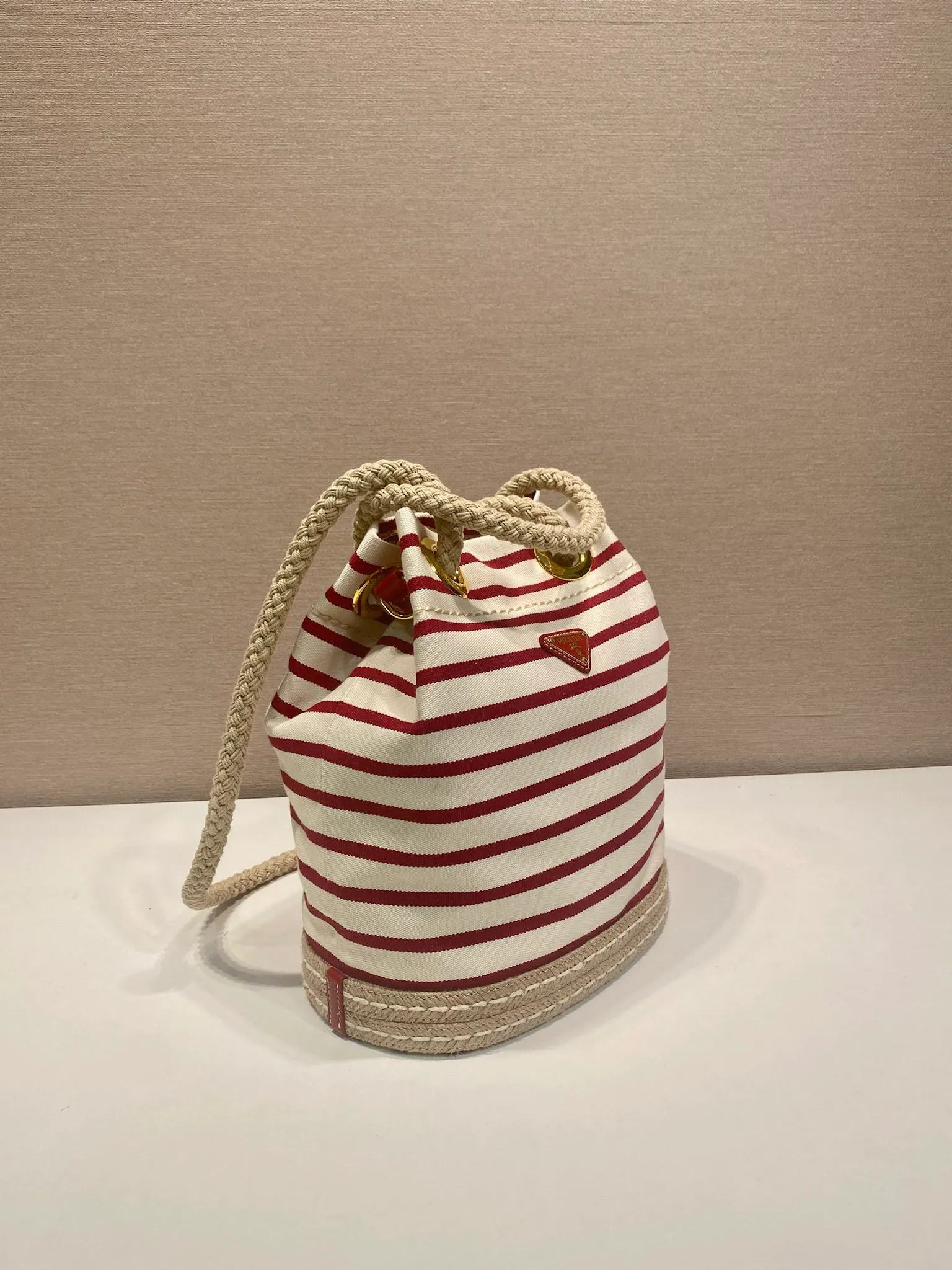 💰1160🎉New Bucket Bag🎉1BE082 Striped Style🎉🎉 This fabric bucket bag is decorated with nautical striped patterns to add color to the look. The design of the bottom is inspired by espadrilles, and the rope is another detail element symbolizing the nautical world, which together create a strong summer style. Top-grade hardware, large capacity, very casual and fashionable, a must-have for summer, and a popular style that will never go out of style. Baby, hurry up and get it🎉🎉 Length 28x Height 23.5x Bottom 15cm🎉🎉🎉💰💰💰