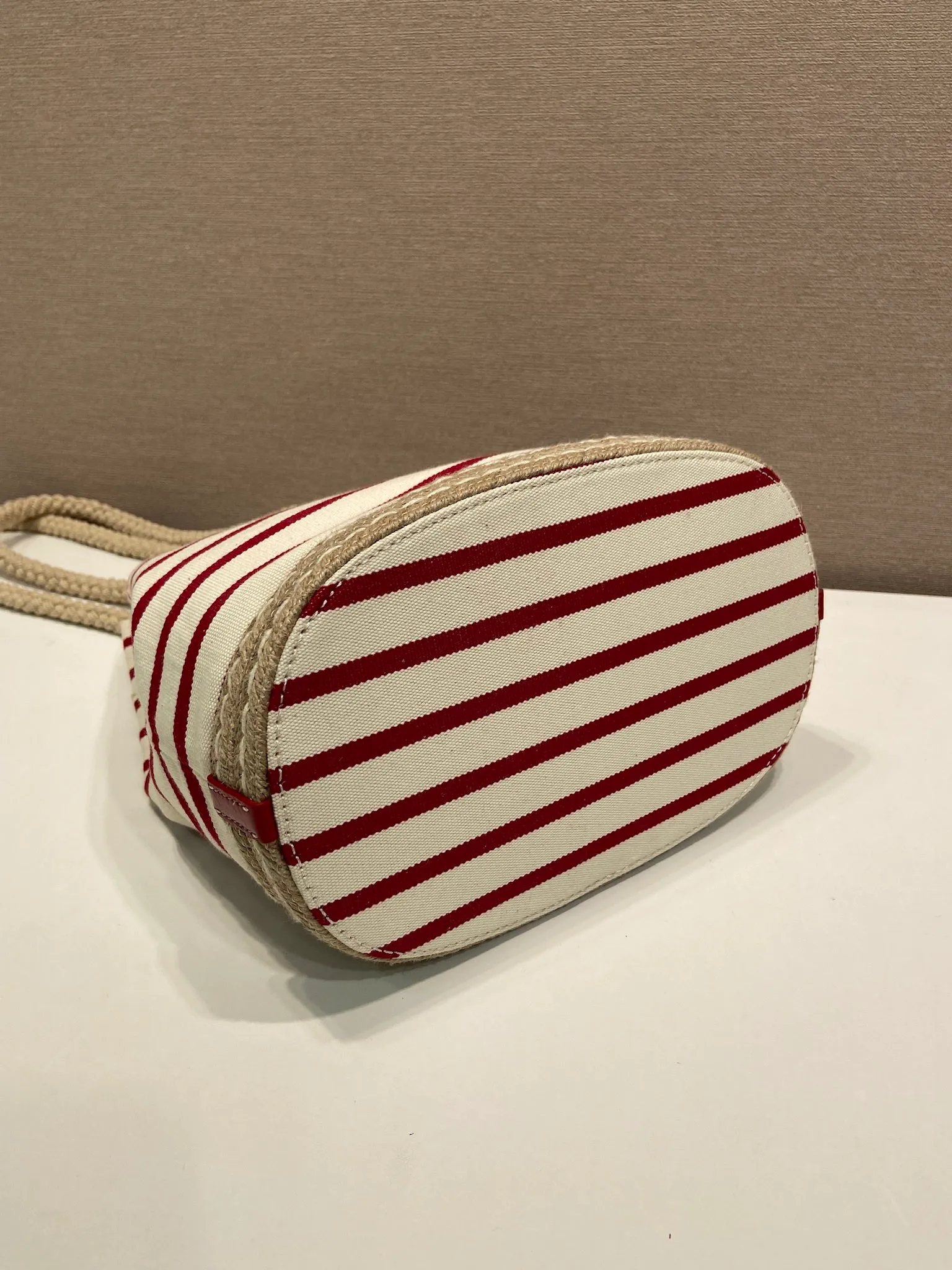 💰1160🎉New Bucket Bag🎉1BE082 Striped Style🎉🎉 This fabric bucket bag is decorated with nautical striped patterns to add color to the look. The design of the bottom is inspired by espadrilles, and the rope is another detail element symbolizing the nautical world, which together create a strong summer style. Top-grade hardware, large capacity, very casual and fashionable, a must-have for summer, and a popular style that will never go out of style. Baby, hurry up and get it🎉🎉 Length 28x Height 23.5x Bottom 15cm🎉🎉🎉💰💰💰