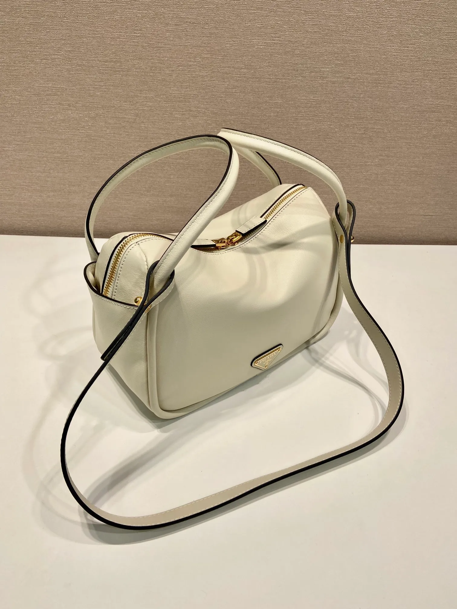 💰1500🎉New product🎉1BA451🎉🎉 This handbag is made of imported calfskin, with a double-hand design, a fashionable yet casual attitude, and decorated with exquisite details and metal accessories. Comes with a detachable shoulder strap. It has a large capacity, is simple and elegant, and is a popular style that will never go out of style🎉🎉 Length 25x height 18x ​​bottom 10cm🎉🎉🎉👏👏👏