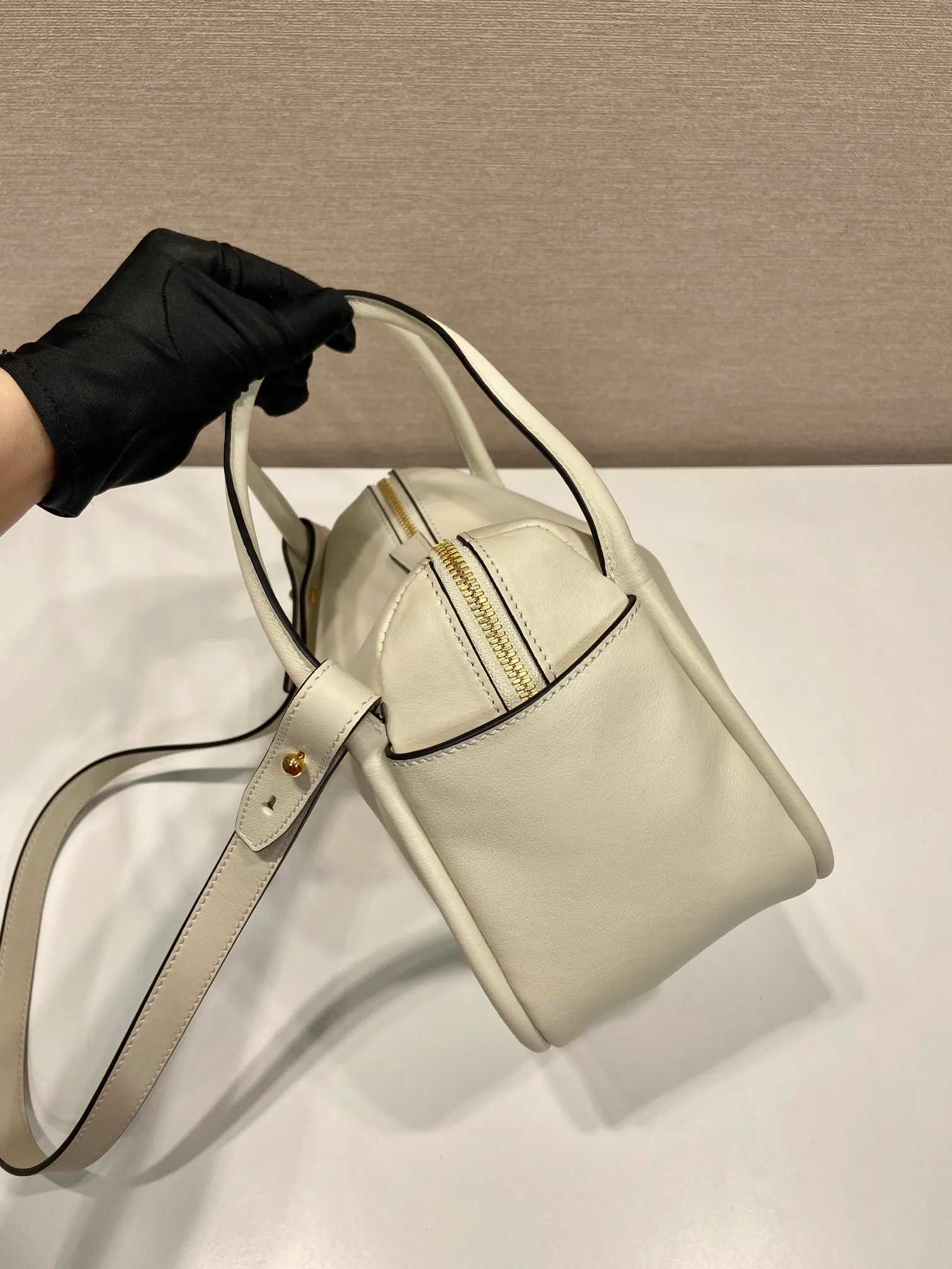 💰1500🎉New product🎉1BA451🎉🎉 This handbag is made of imported calfskin, with a double-hand design, a fashionable yet casual attitude, and decorated with exquisite details and metal accessories. Comes with a detachable shoulder strap. It has a large capacity, is simple and elegant, and is a popular style that will never go out of style🎉🎉 Length 25x height 18x ​​bottom 10cm🎉🎉🎉👏👏👏