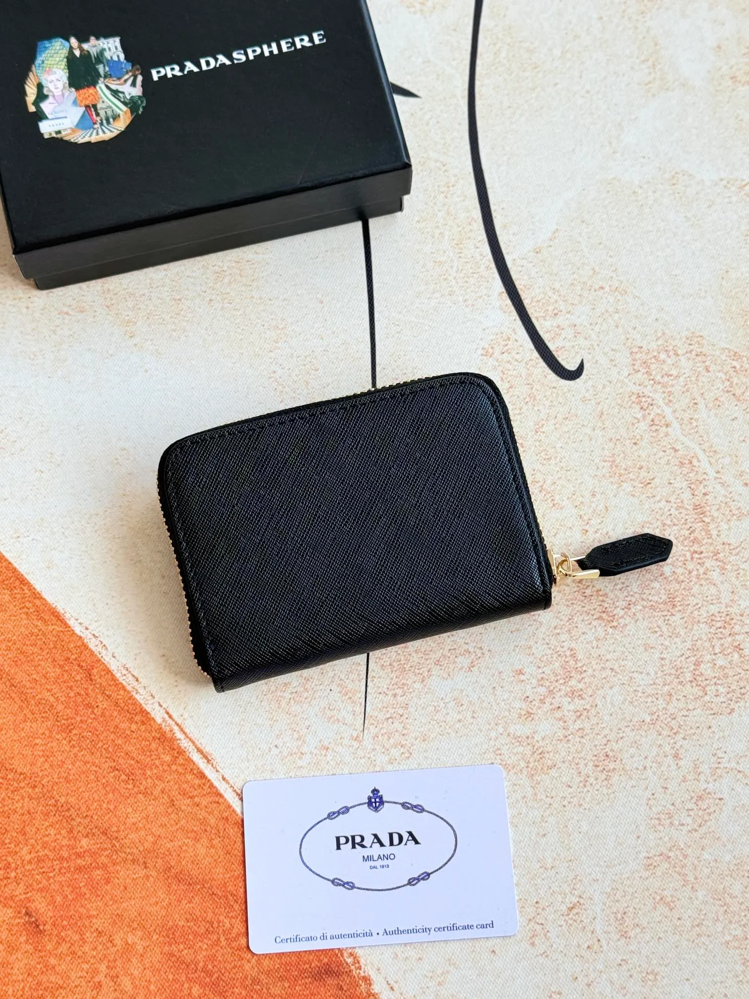 💰140💰 Comes with box PRADA’s popular genuine pickup bag [love] latest style in the counter, official website synchronization, genuine development, model 2MC553 #Color: black/pictured inner code 224 OEM code💋 Cross-grain cowhide texture is excellent, imported thread lining, exquisite and even routing, smooth oil edges, exquisite workmanship, size: 12/9/2.5cm with original packaging box Card]