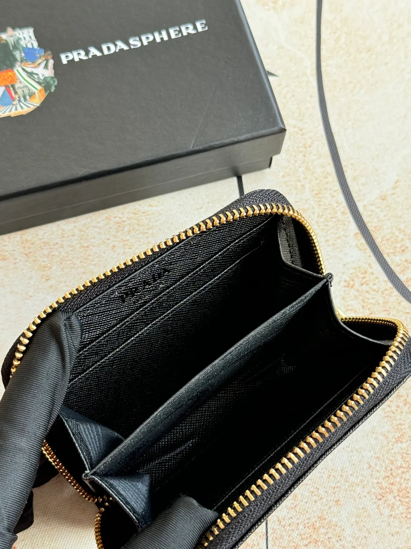 💰140💰 Comes with box PRADA’s popular genuine pickup bag [love] latest style in the counter, official website synchronization, genuine development, model 2MC553 #Color: black/pictured inner code 224 OEM code💋 Cross-grain cowhide texture is excellent, imported thread lining, exquisite and even routing, smooth oil edges, exquisite workmanship, size: 12/9/2.5cm with original packaging box Card]