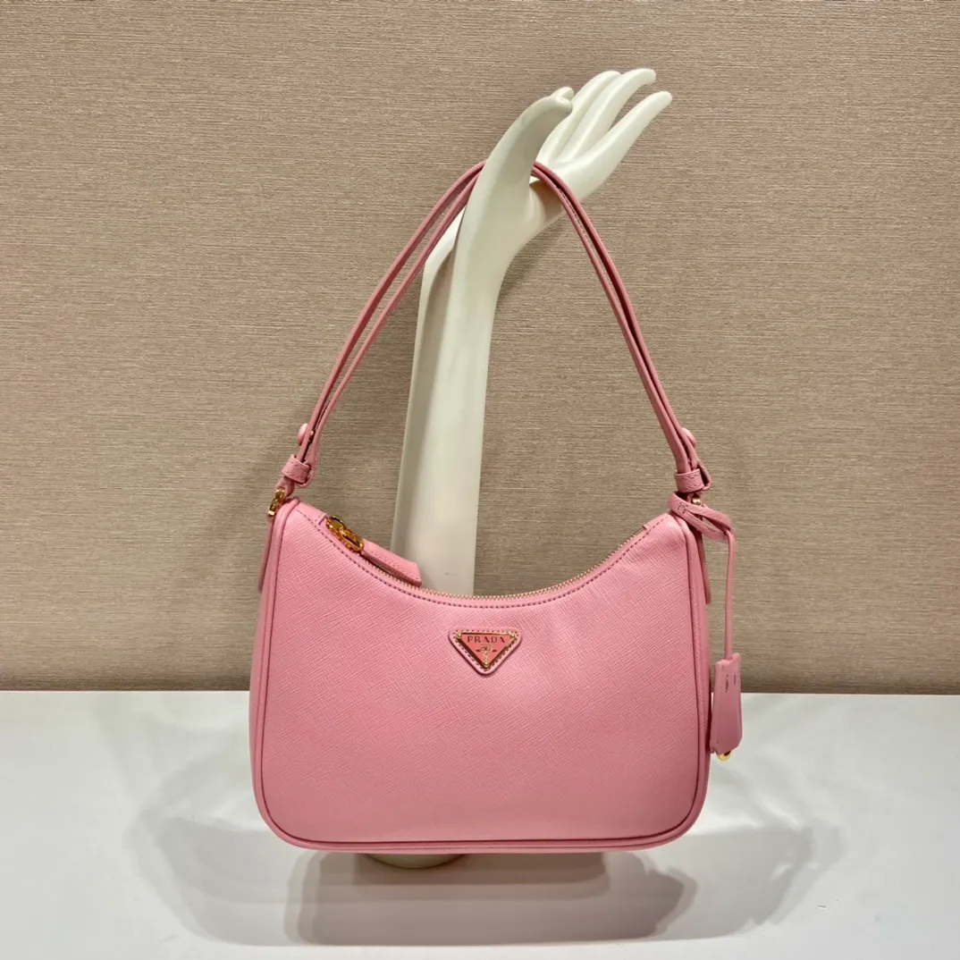 💰1320🎉New style🎉1BC204B handbag/underarm bag/crossbody bag This Hobo handbag/underarm bag/crossbody bag is very functional and can be used for three purposes in one bag. It is perfect🎉🎉It is made of imported cross-grain cowhide, which is more wear-resistant. The shoulder strap can be adjusted and switched at any time😘😘The upper body effect is beautiful, convenient and practical🎉🎉Hurry up and get it👏👏 Length 23x Height 17x Bottom 6.5cm