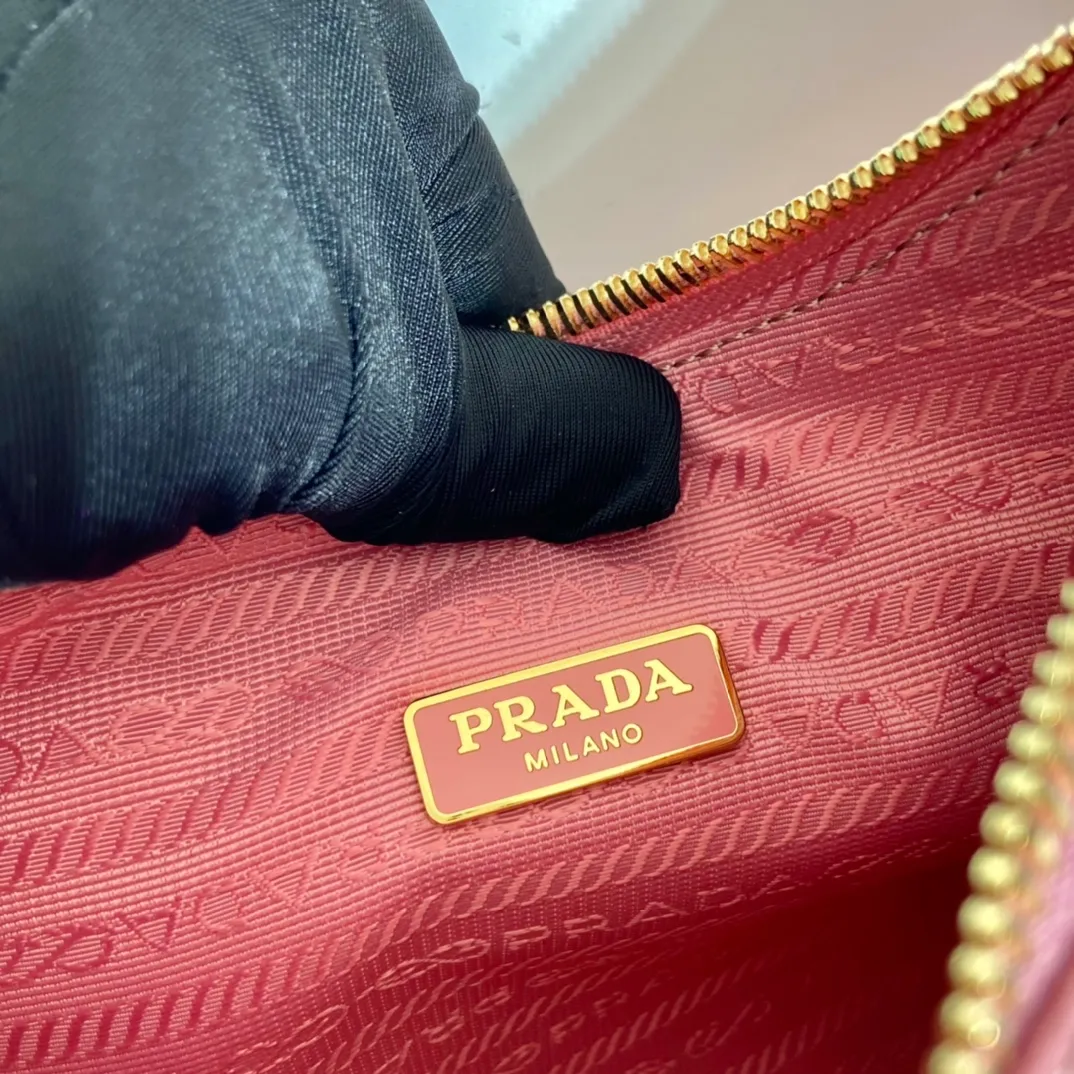 💰1320🎉New style🎉1BC204B handbag/underarm bag/crossbody bag This Hobo handbag/underarm bag/crossbody bag is very functional and can be used for three purposes in one bag. It is perfect🎉🎉It is made of imported cross-grain cowhide, which is more wear-resistant. The shoulder strap can be adjusted and switched at any time😘😘The upper body effect is beautiful, convenient and practical🎉🎉Hurry up and get it👏👏 Length 23x Height 17x Bottom 6.5cm