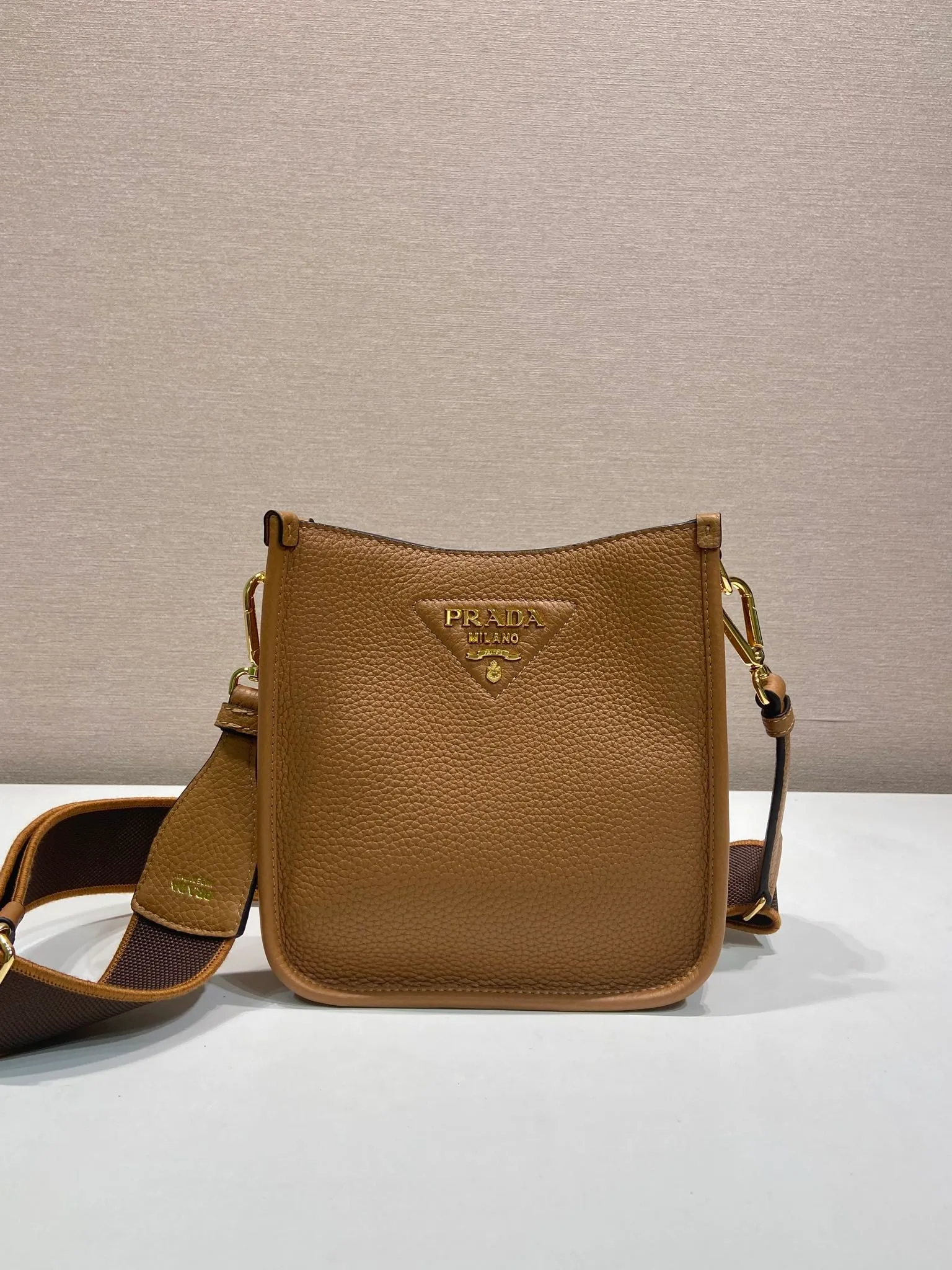 💰1560👏New double shoulder strap bag👏1BH191tote bag This leather mini shoulder bag has a simple design. A metallic triangle logo on the front adds signature tone. Equipped with detachable logo-printed webbing and leather shoulder straps, it can be exchanged at any time for different outfits and occasions😘😘to highlight its modern style. High fashion is the main fashion for daily matching. Hurry up and get it, it’s so beautiful👏👏 Length 19x height 20x base 6cm👏👏👏😘😘😘