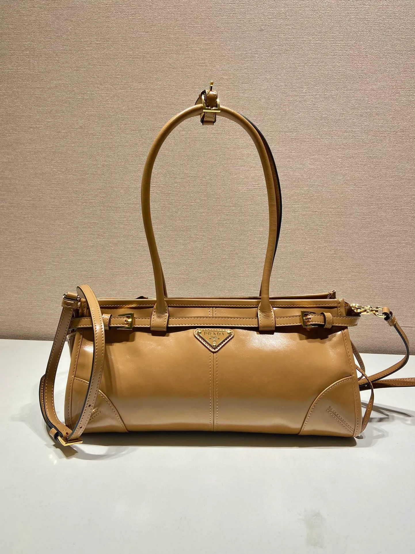 💰1840🎉LusSolf oil wax leather🎉1BA426 small new color🎉🎉 This hand-held crossbody bag is made of imported waxed leather. Its shiny color exudes a classic atmosphere. It is equipped with a detachable and adjustable long shoulder strap, which is convenient for matching on different occasions. It has a very large capacity and is easy to use. It is definitely a must-have for fashionistas. Hurry up and take this retro-style handbag home! Length 32x Height 15.5x Bottom 12cm🎉🎉🎉👏👏👏