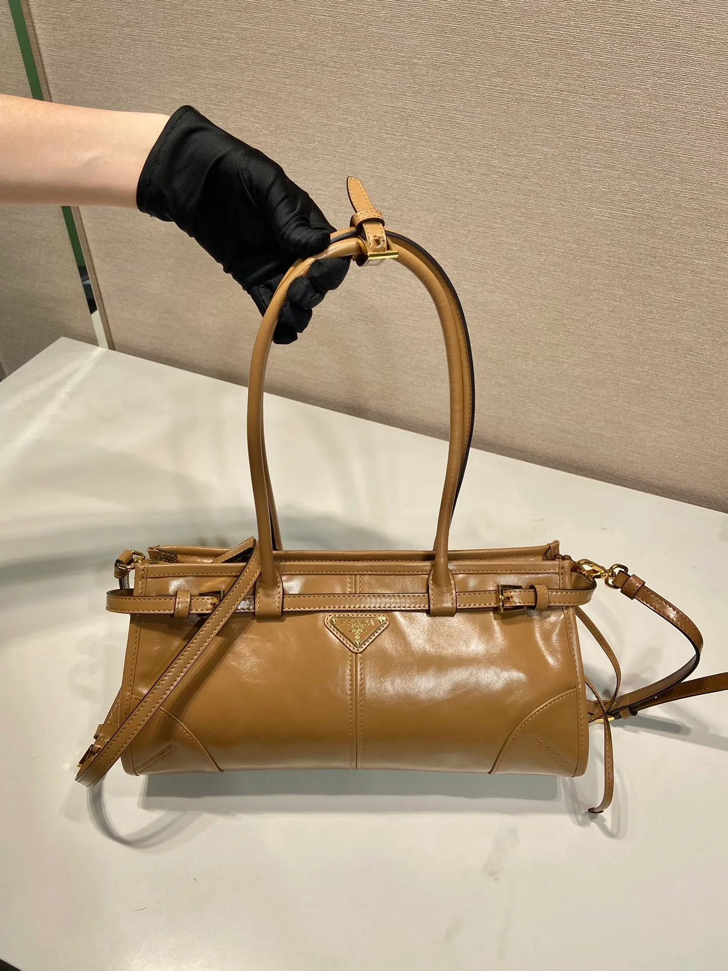 💰1840🎉LusSolf oil wax leather🎉1BA426 small new color🎉🎉 This hand-held crossbody bag is made of imported waxed leather. Its shiny color exudes a classic atmosphere. It is equipped with a detachable and adjustable long shoulder strap, which is convenient for matching on different occasions. It has a very large capacity and is easy to use. It is definitely a must-have for fashionistas. Hurry up and take this retro-style handbag home! Length 32x Height 15.5x Bottom 12cm🎉🎉🎉👏👏👏