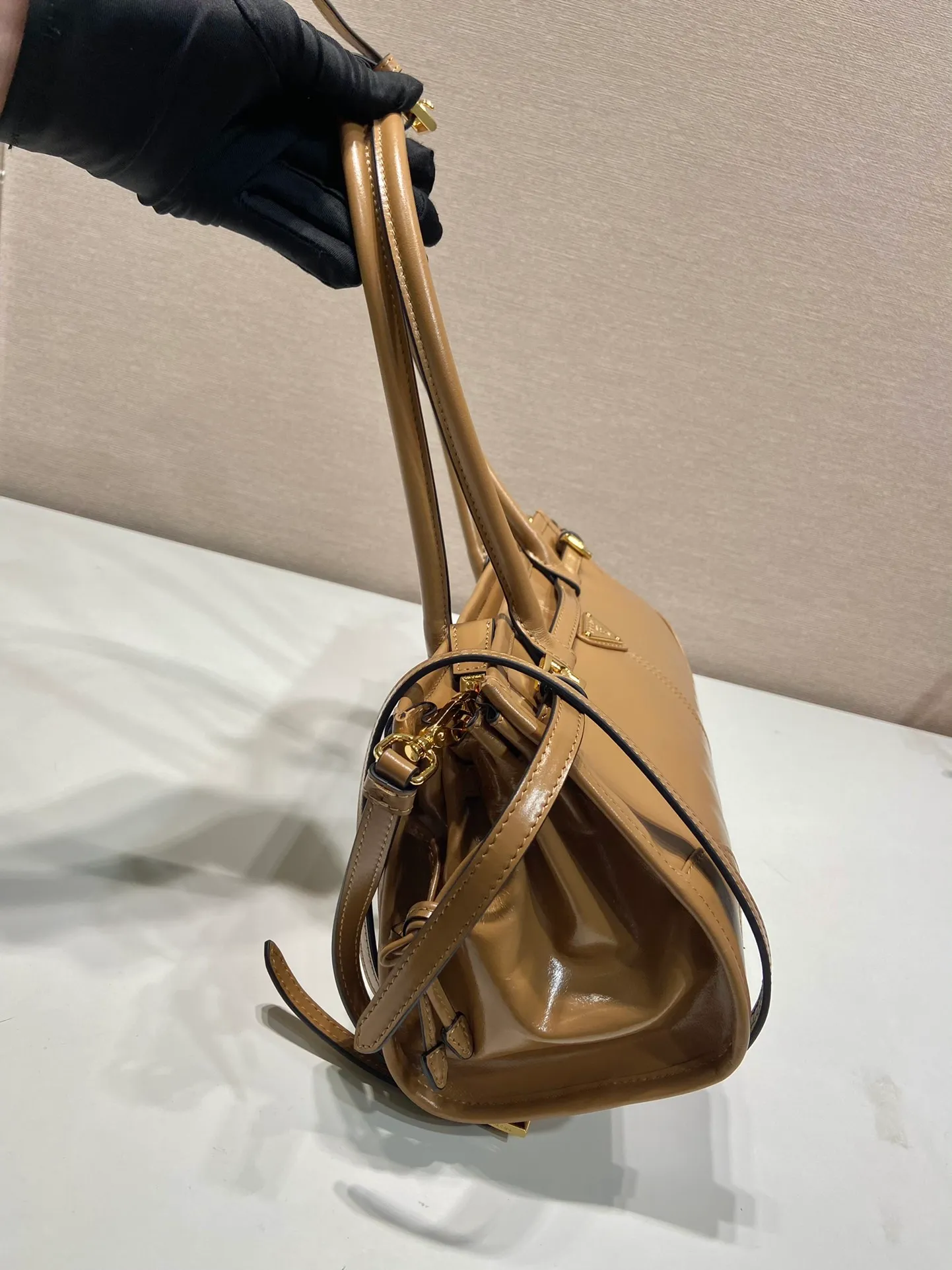 💰1840🎉LusSolf oil wax leather🎉1BA426 small new color🎉🎉 This hand-held crossbody bag is made of imported waxed leather. Its shiny color exudes a classic atmosphere. It is equipped with a detachable and adjustable long shoulder strap, which is convenient for matching on different occasions. It has a very large capacity and is easy to use. It is definitely a must-have for fashionistas. Hurry up and take this retro-style handbag home! Length 32x Height 15.5x Bottom 12cm🎉🎉🎉👏👏👏