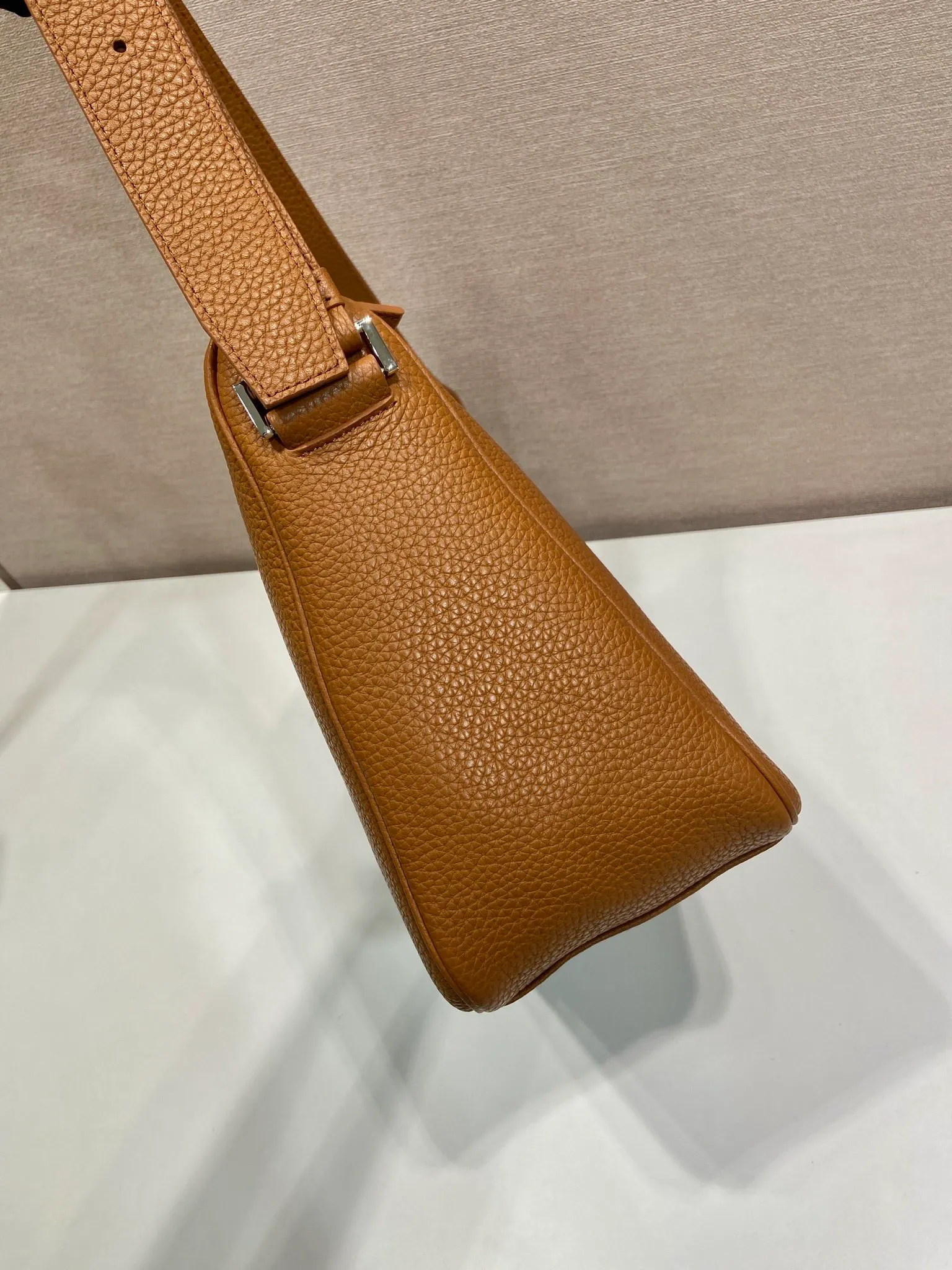 💰1700🎉New messenger bag🎉2VH182 leather shoulder strap🎉🎉 This practical and modern leather handbag is made of soft leather to create an elegant silhouette and a natural texture. Designed with stylish and refined details, it features the signature enameled triangle metal logo. Adjustable leather shoulder strap with buckle buckle. Zipper opening and closing, the upper body effect is very fashionable and spacious, handsome guys, hurry up and get it🎉🎉 Length 30x Height 24x Bottom 13cm🎉🎉🎉💰💰💰