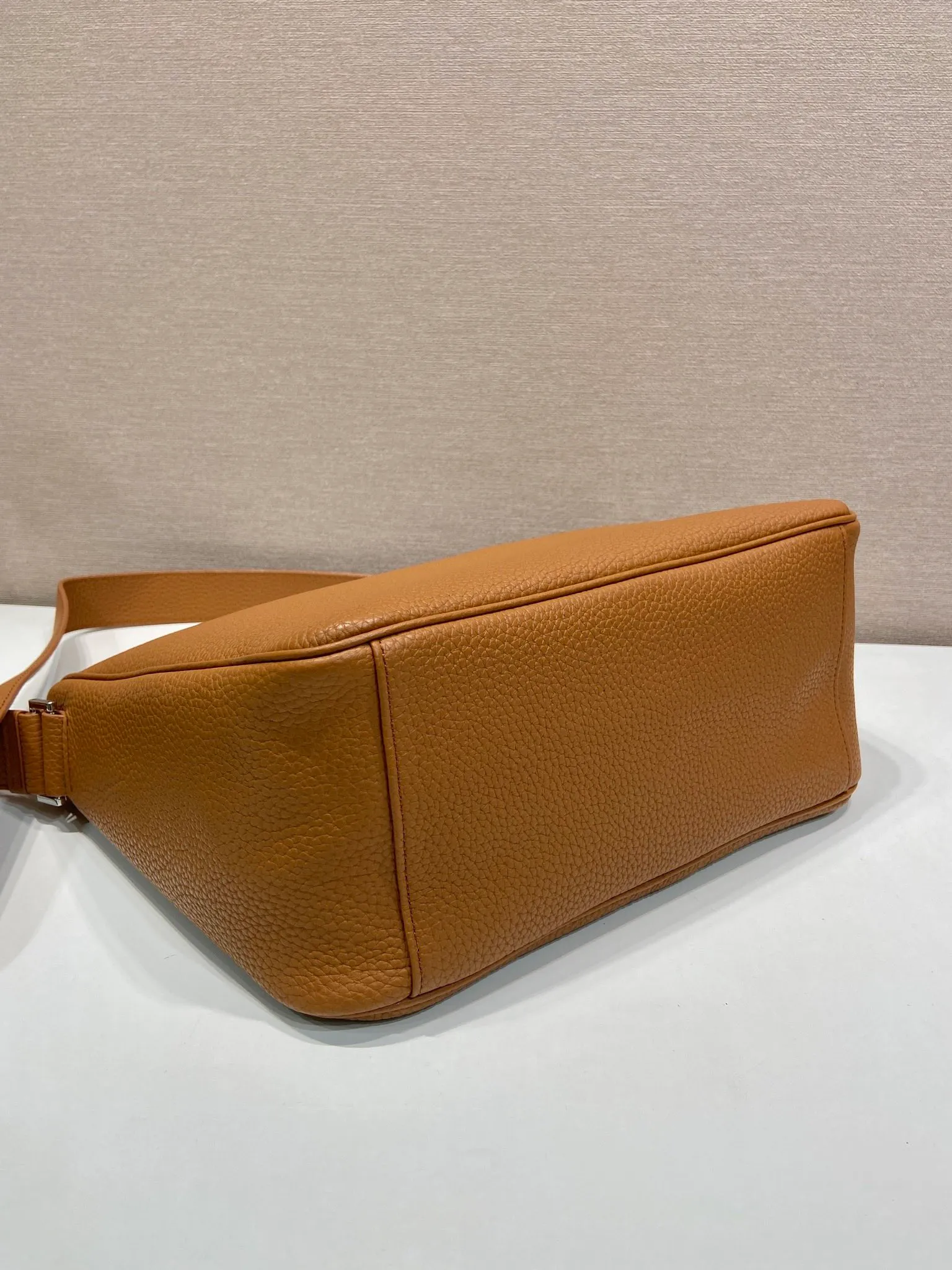 💰1700🎉New messenger bag🎉2VH182 leather shoulder strap🎉🎉 This practical and modern leather handbag is made of soft leather to create an elegant silhouette and a natural texture. Designed with stylish and refined details, it features the signature enameled triangle metal logo. Adjustable leather shoulder strap with buckle buckle. Zipper opening and closing, the upper body effect is very fashionable and spacious, handsome guys, hurry up and get it🎉🎉 Length 30x Height 24x Bottom 13cm🎉🎉🎉💰💰💰