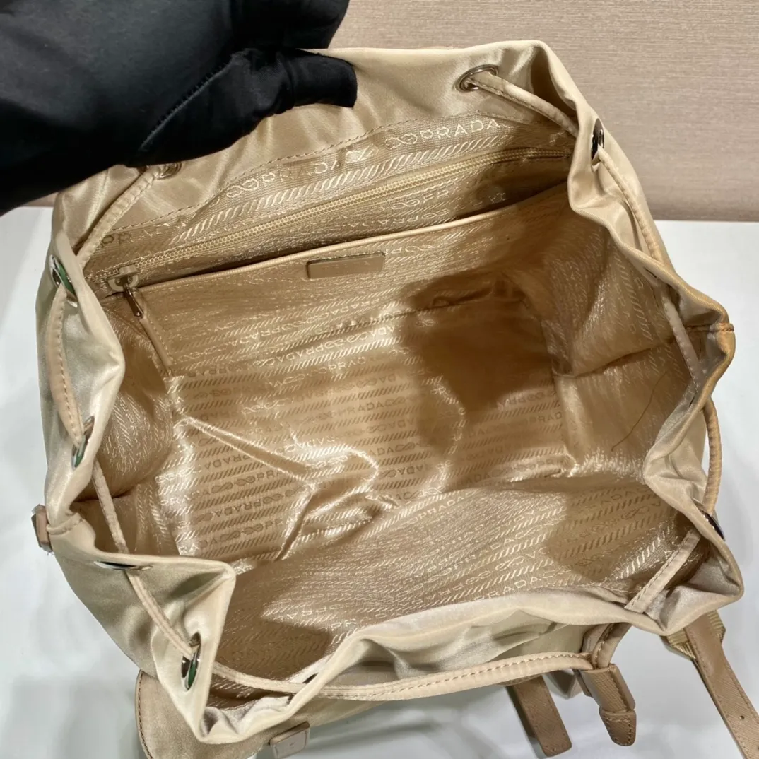 💰1120🎉New Backpack🎉1BZ811👍👍New Color🎉🎉This nylon backpack is trimmed with exquisite Saffiano leather, a blend of multiple materials, and decorated with a triangular logo, highlighting fashionable elegance. It also comes with a detachable small handbag😘😘Light and practical, the upper body effect is super stylish, and it can be matched at will😘😘Fully upgraded nylon fabric👍👍Length 30x Height 32x Bottom 15cm👏👏👏💰💰💰