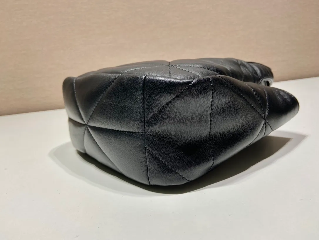 💰1520🎉mini diamond vegetable basket🎉1BG451🎉🎉mini size😘😘 This mini rhombus vegetable basket is made of imported lambskin and has a complex hand-stitched rhombus design. It has many layers and feels very soft/lightweight. The classic mini is good-looking and easy to use👏👏. The upper body effect is cute and cute. It’s so beautiful. Limited edition/hot-selling model at the counter. Hurry up and get it🎉🎉 Length 18x height 16x bottom 10cm🎉🎉🎉👏👏👏
