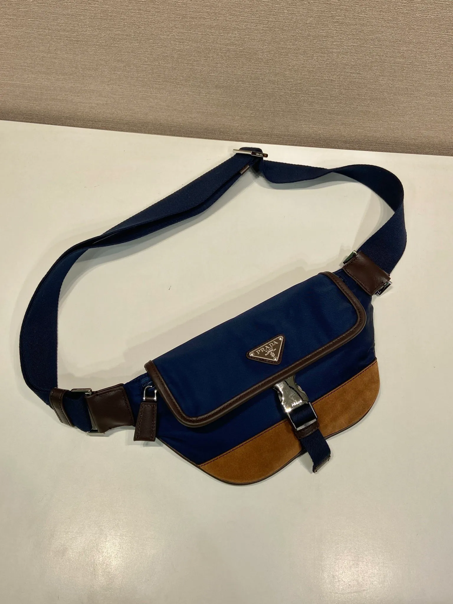 💰960🎉New waist bag🎉2VH176 new color🎉🎉 This versatile and fashionable shoulder bag is made of imported nylon material. The compact style is embellished with leather trim, details such as side buckles are refined and practical, and the adjustable shoulder strap makes it easy to wear cross-body. The enameled triangular metal logo highlights the brand's classic character. It can be used as a chest bag or a waist bag. The upper body effect is very cool, lightweight and practical. Hurry up and get it🎉🎉 Length 18x height 15x bottom 5cm