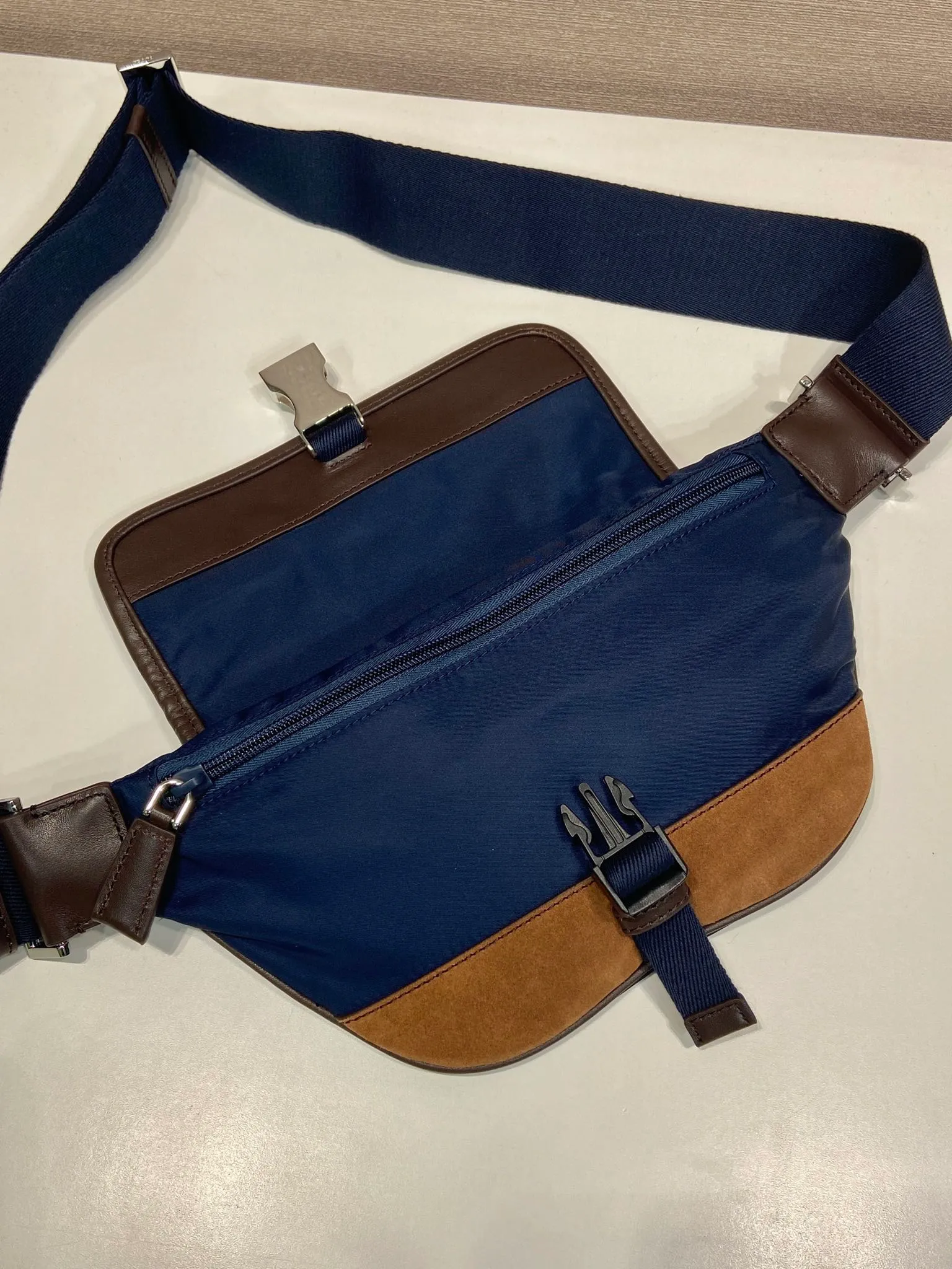 💰960🎉New waist bag🎉2VH176 new color🎉🎉 This versatile and fashionable shoulder bag is made of imported nylon material. The compact style is embellished with leather trim, details such as side buckles are refined and practical, and the adjustable shoulder strap makes it easy to wear cross-body. The enameled triangular metal logo highlights the brand's classic character. It can be used as a chest bag or a waist bag. The upper body effect is very cool, lightweight and practical. Hurry up and get it🎉🎉 Length 18x height 15x bottom 5cm