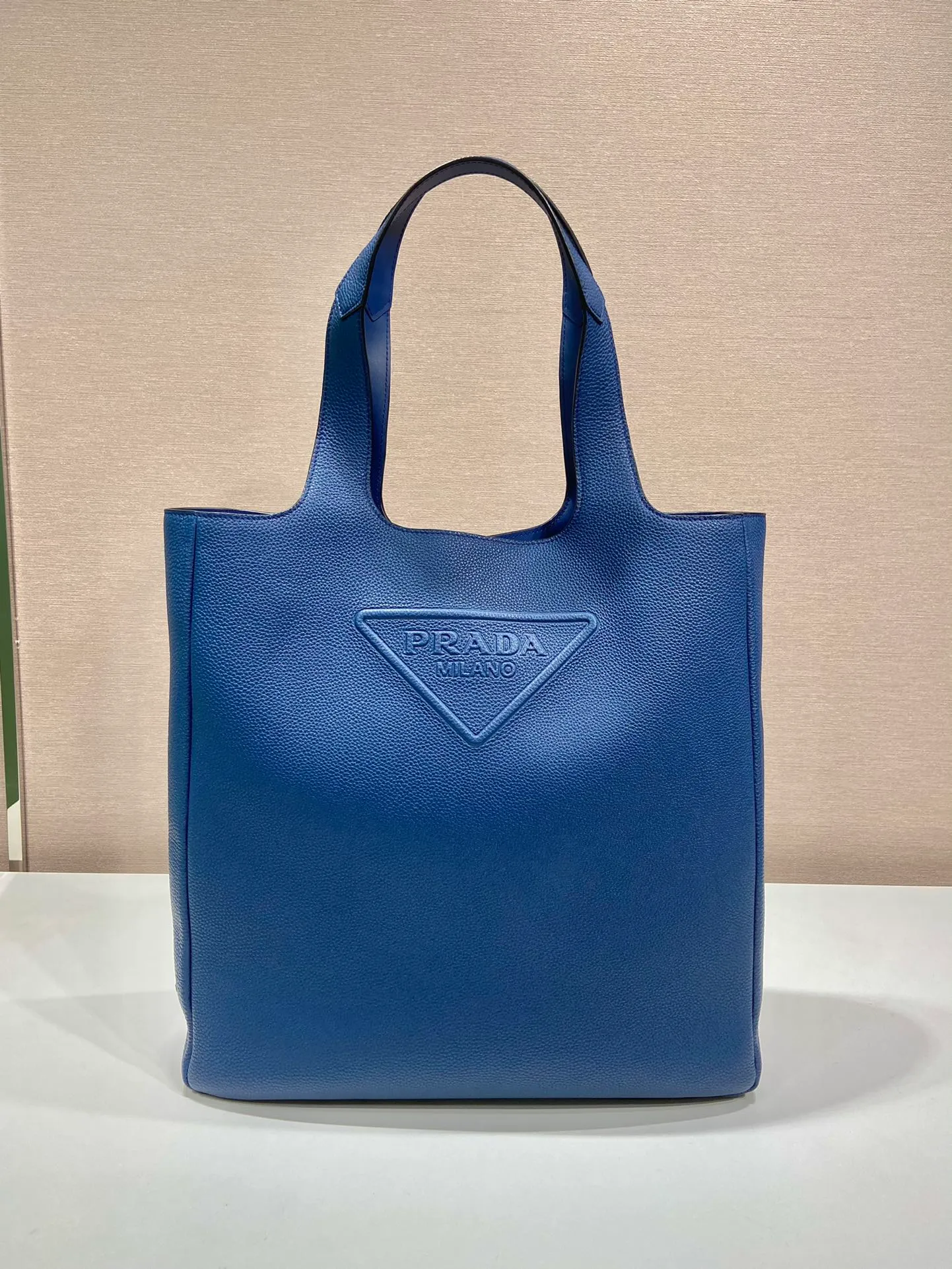 💰2000🎉New Tote Bag🎉2VG092🎉 This leather tote bag presents pure lines and interprets a simple style. The iconic triangle logo is reinterpreted in multiple ways and cleverly embellishes the bag body. Exudes modernity. An enameled metal logo on the side adds a distinctive touch. Simple and elegant, full of fashion sense. The capacity is very large🎉Handsome guys, hurry up and get it🎉🎉 Length 39x Height 41x Bottom 10cm