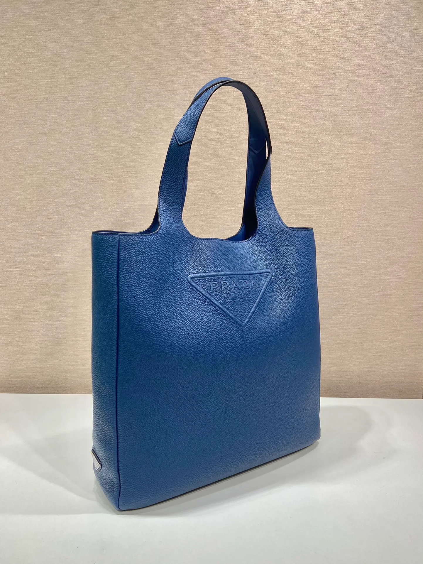 💰2000🎉New Tote Bag🎉2VG092🎉 This leather tote bag presents pure lines and interprets a simple style. The iconic triangle logo is reinterpreted in multiple ways and cleverly embellishes the bag body. Exudes modernity. An enameled metal logo on the side adds a distinctive touch. Simple and elegant, full of fashion sense. The capacity is very large🎉Handsome guys, hurry up and get it🎉🎉 Length 39x Height 41x Bottom 10cm
