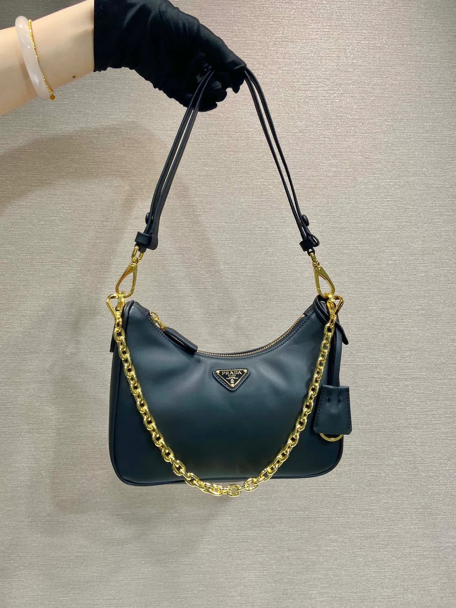 💰1360🎉New Hoho🎉1BC204B handbag/underarm bag/crossbody bag This Hobo handbag/underarm bag/crossbody bag is very functional and has three uses in one bag. It is perfect🎉🎉Made of imported nappa leather, which is softer and the shoulder straps can be adjusted and switched at any time😘😘The upper body effect is beautiful, convenient and practical🎉🎉Hurry up and get it👏👏 Length 23x Height 17x Bottom 6.5cm🎉🎉🎉👏👏👏