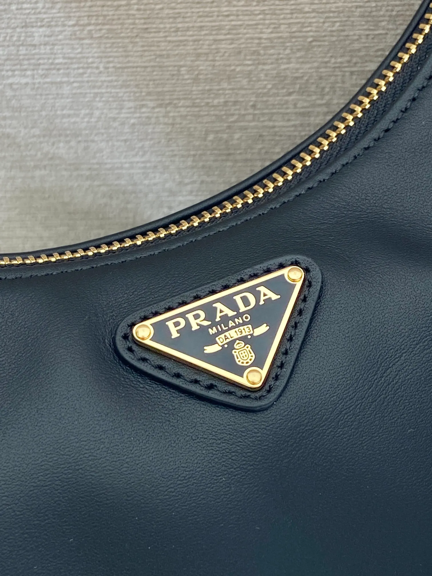 💰1360🎉New Hoho🎉1BC204B handbag/underarm bag/crossbody bag This Hobo handbag/underarm bag/crossbody bag is very functional and has three uses in one bag. It is perfect🎉🎉Made of imported nappa leather, which is softer and the shoulder straps can be adjusted and switched at any time😘😘The upper body effect is beautiful, convenient and practical🎉🎉Hurry up and get it👏👏 Length 23x Height 17x Bottom 6.5cm🎉🎉🎉👏👏👏