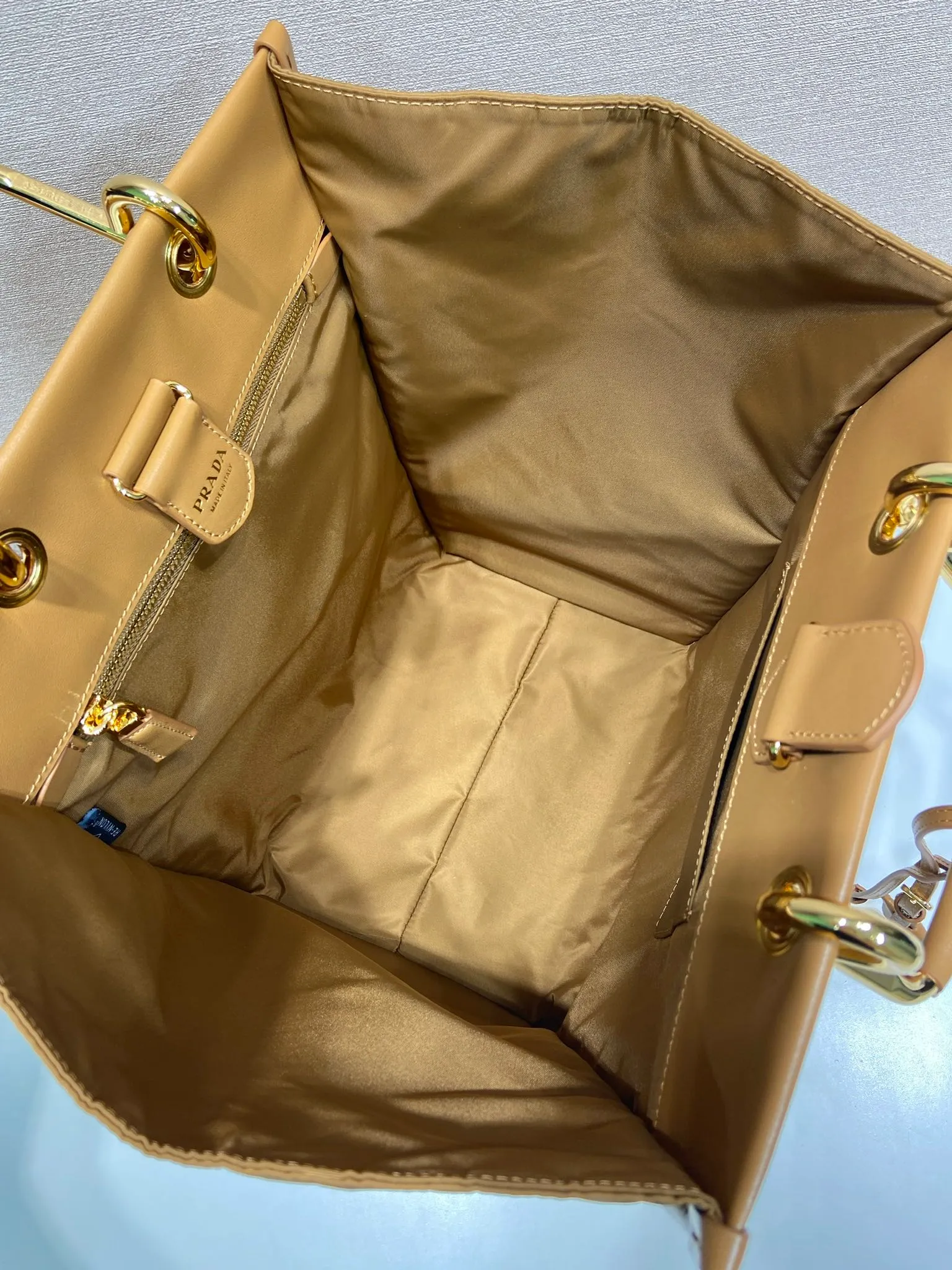💰1520🎉New Tote Bag🎉1BG561 Large🎉🎉 This tote bag adopts a fashionable geometric shape, combining practical Re-Nylon recycled nylon material and exquisite details. The shape is versatile, with double metal and leather handles, so you can switch between a handbag and a shoulder bag at will. Embellished with the iconic enameled triangle metal logo. It has a large capacity and is a popular style that will never go out of style🎉Babies, hurry up and get it🎉Length 26xH 35 bottom 17cm🎉🎉🎉💰💰💰