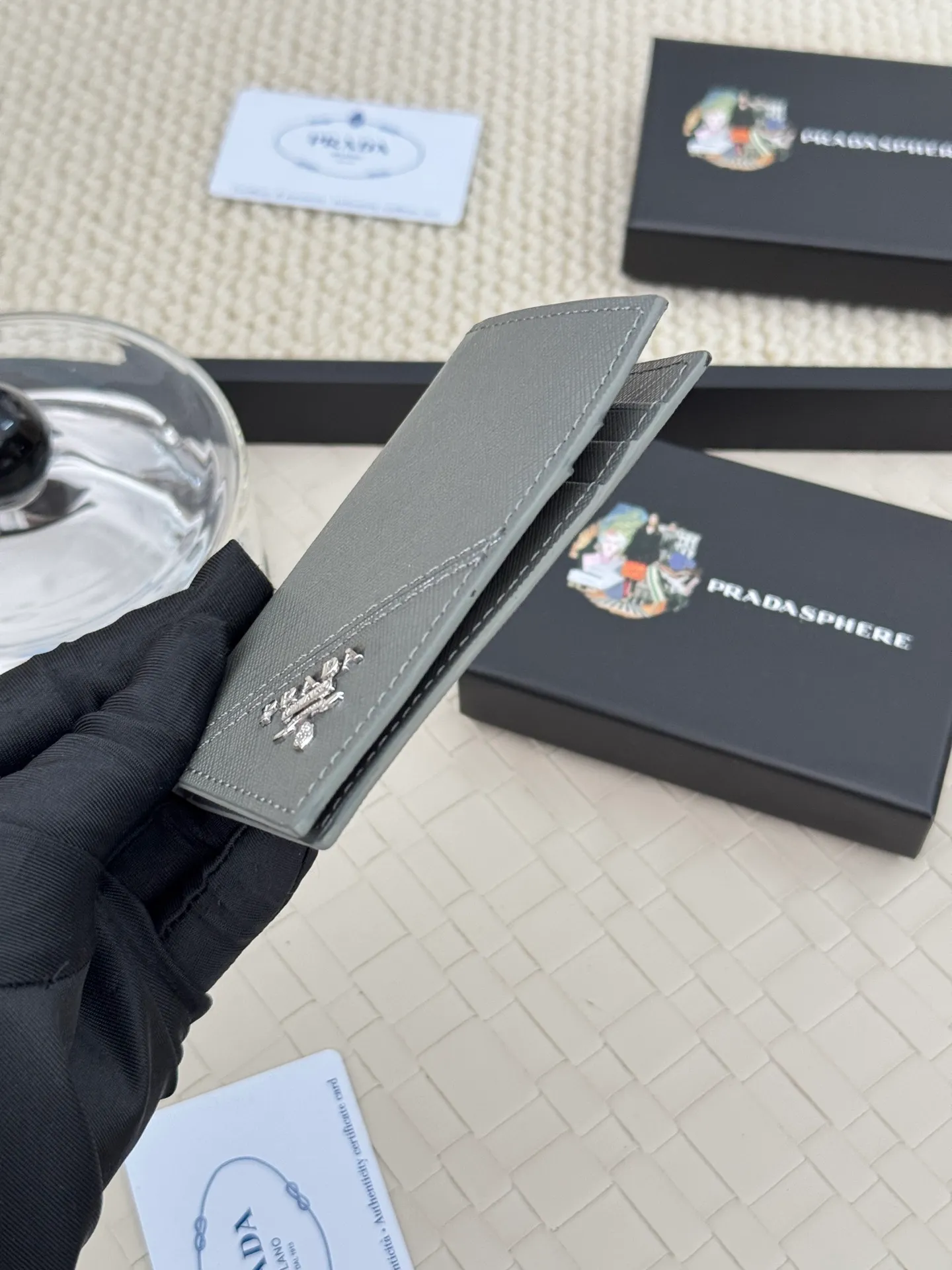 💰120 prada cross pattern unisex card holder, can be placed in pockets, bags, and can be held in hand, made of cross pattern imported calfskin, pocket card holder, can hold change, 6 card slots, simple and elegant fashion trend. Model 2MC101, color as shown in the picture, size 11×7cm,