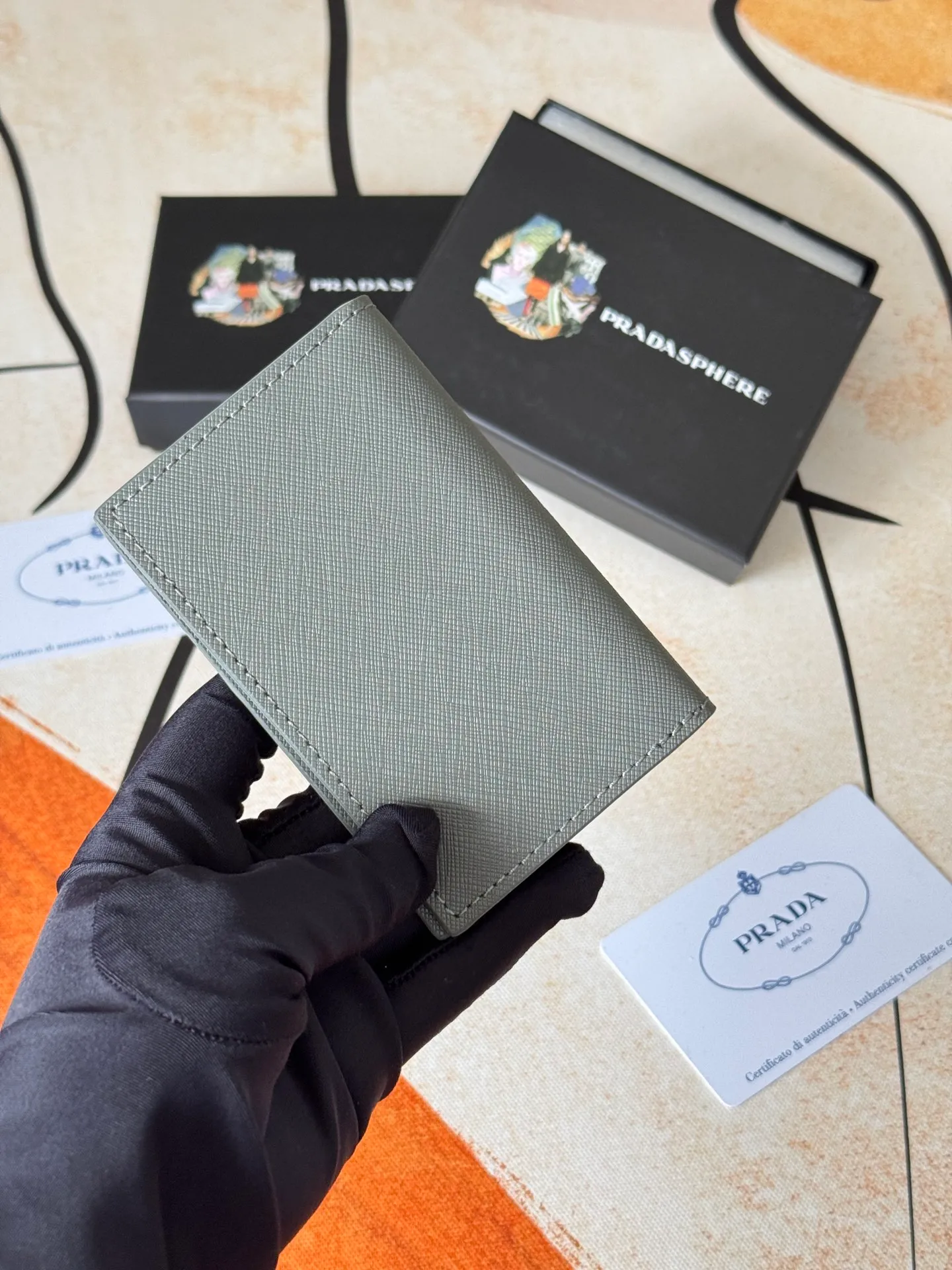 💰120💰prada cross pattern unisex card holder, can be placed in pockets, bags, and can be held in hand, made of cross pattern imported calfskin, pocket card holder, can hold change, 6 card slots, simple and elegant fashion trend. Model 2MC101, color as shown in the picture, size 11×7cm,