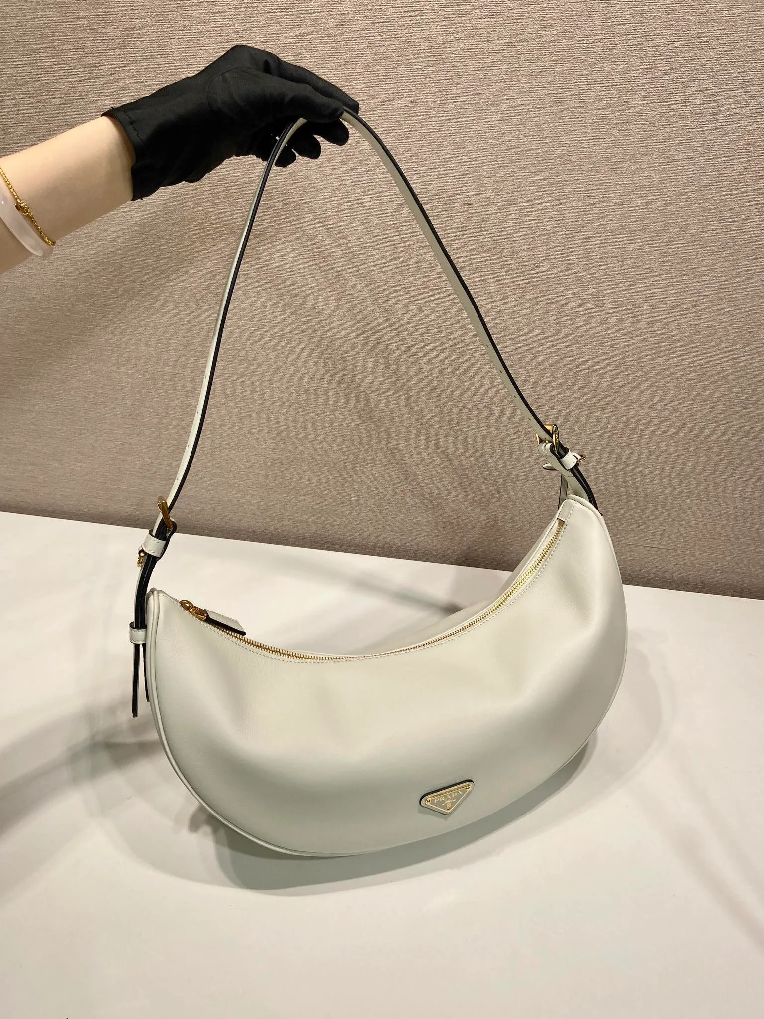 💰1660🎉New product🎉1BC255 armpit bag🎉🎉 This leather handbag adopts a soft and lightweight design and reinterprets the classic crescent shape. The graceful arc outlines the Oversize volume, making it a versatile accessory with ample space. The adjustable handle makes it easy to carry on the shoulder or cross-body. Exquisite and modern, large space capacity, super stylish upper body effect😘😘Babies, hurry up and get it🎉🎉 Length 42x Height 19.5x Bottom 8.5cm🎉🎉🎉💰💰💰