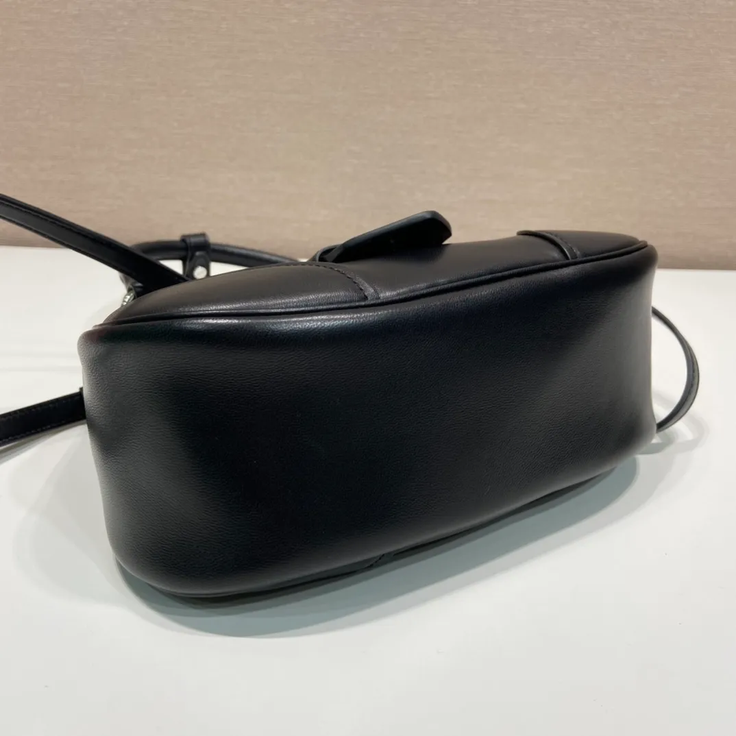 💰1660🎉New Moon handbag🎉1BA381 full lambskin🎉🎉 This Moon handbag is designed with imported lambskin, and the interior is also full sheepskin👏 It is equipped with a 100 cm detachable and adjustable long leather shoulder strap, which can be carried by hand or on the shoulder, a detachable leather keychain, and a triangle logo magnetic buckle/lace closure on the front. It is lightweight and practical, and the upper body effect is cool/fashionable. Another popular style that will never go out of style🎉🎉Hurry up and get it🎉 Length 22.5x Height 16x Bottom 7.5cm