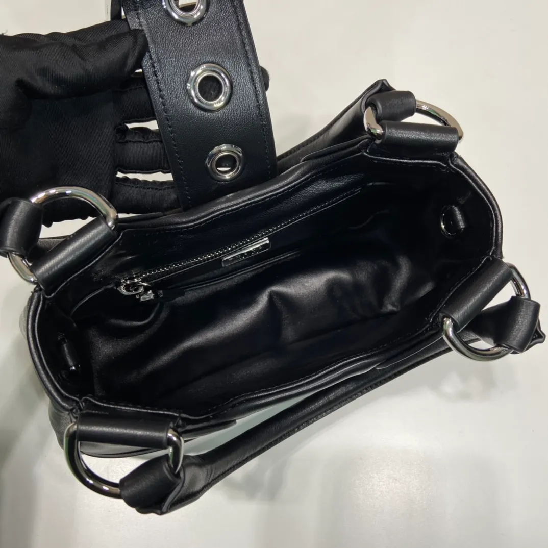 💰1660🎉New Moon handbag🎉1BA381 full lambskin🎉🎉 This Moon handbag is designed with imported lambskin, and the interior is also full sheepskin👏 It is equipped with a 100 cm detachable and adjustable long leather shoulder strap, which can be carried by hand or on the shoulder, a detachable leather keychain, and a triangle logo magnetic buckle/lace closure on the front. It is lightweight and practical, and the upper body effect is cool/fashionable. Another popular style that will never go out of style🎉🎉Hurry up and get it🎉 Length 22.5x Height 16x Bottom 7.5cm