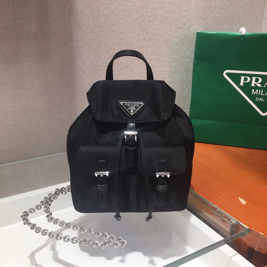 💰860🎉New model🎉The latest Mini cross-body backpack 1BH029🎉So cute😘😘The miniaturized version of the classic backpack🙈🙈It can be worn on one shoulder or across the body. Beauties who like small bags and are fashionable, hurry up and get it. It is practical, lightweight and good-looking👍👍 Length 17x Height 15.5x Bottom 8cm